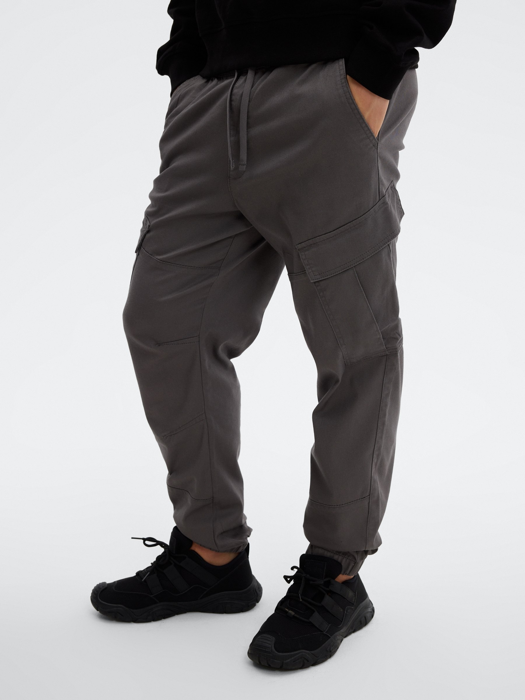 Pantalón cargo jogger tiro alto gris medio vista general frontal