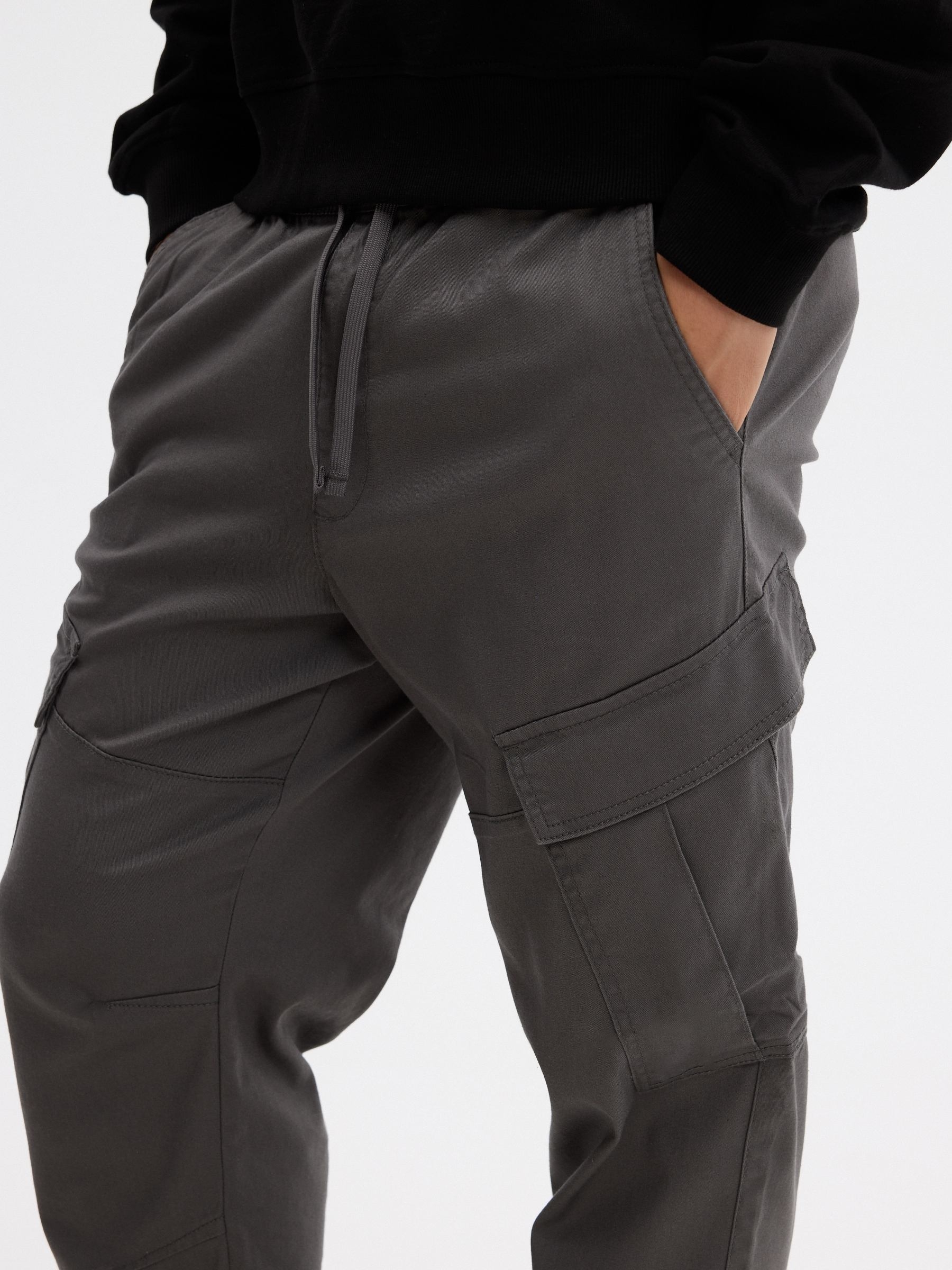 Calça cargo jogger de cintura alta cinza meio vista geral frontal