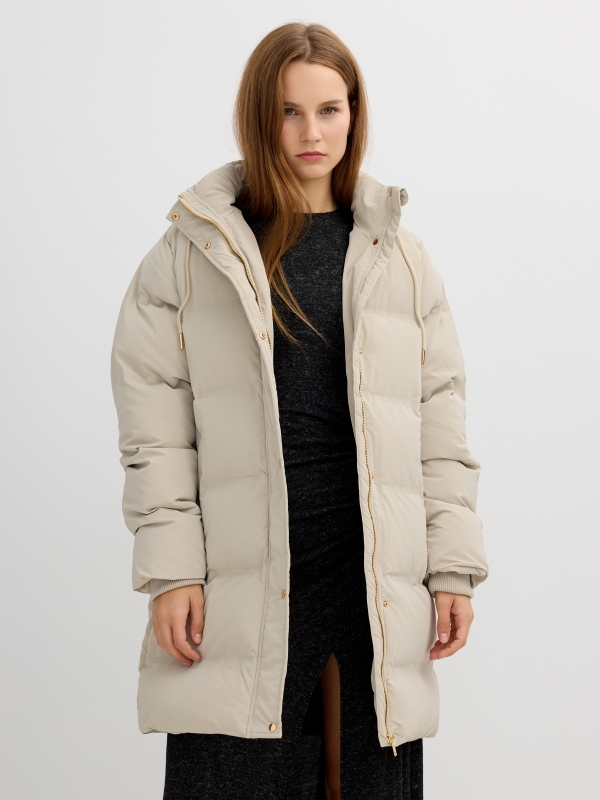 Anorak acolchado con capucha taupe vista media frontal