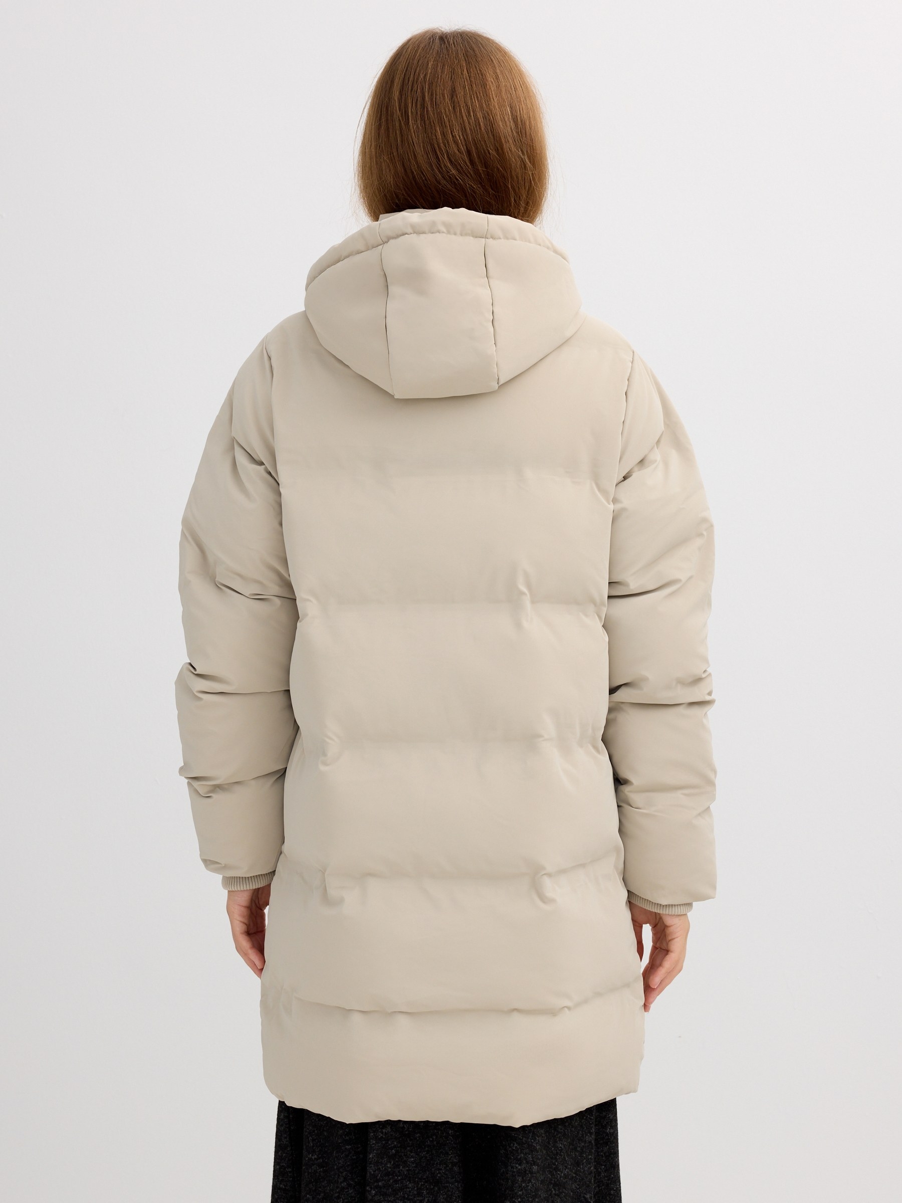Anorak acolchado con capucha taupe vista media frontal