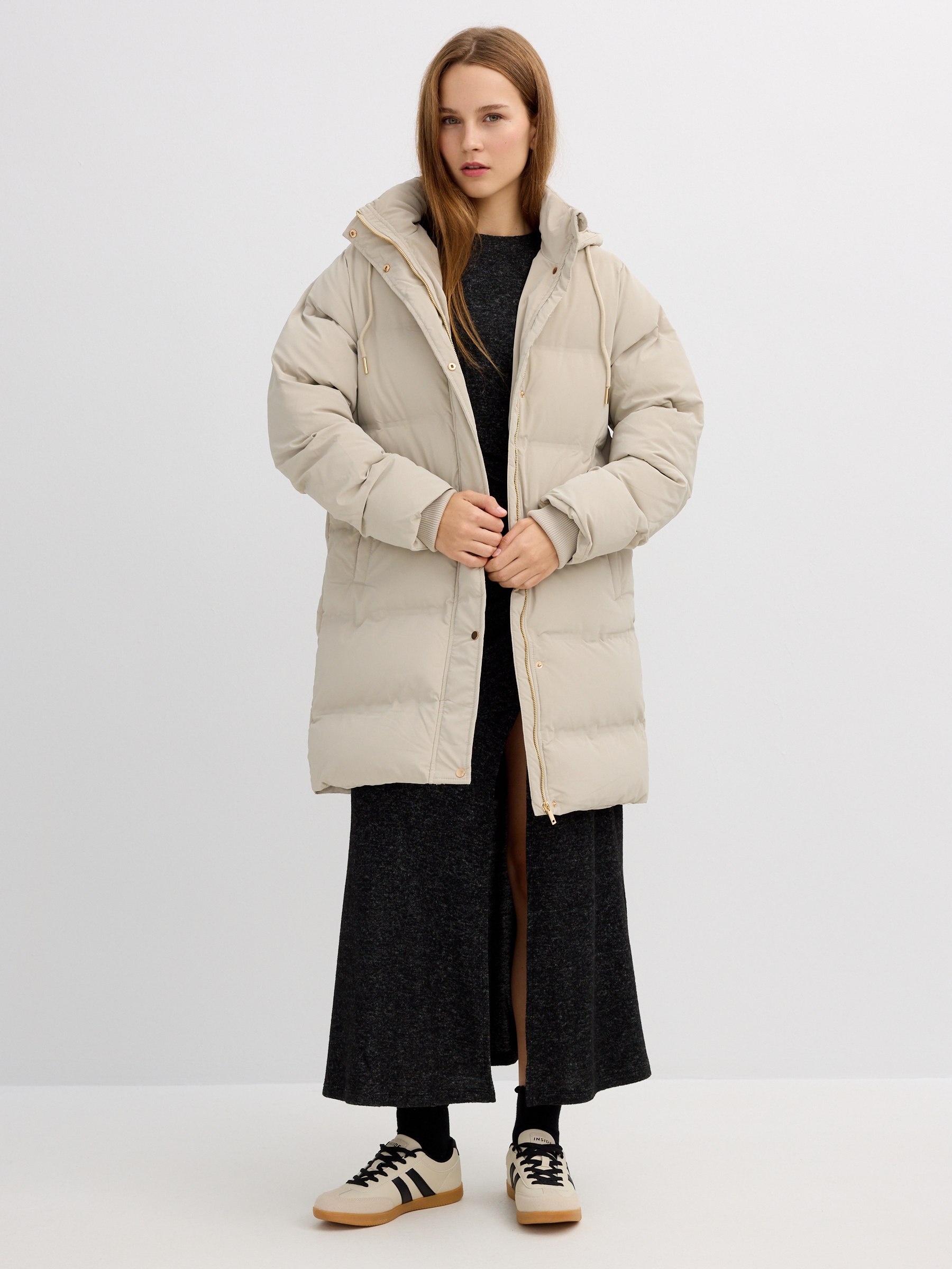 Anorak acolchoado com capuz taupe vista meia frontal