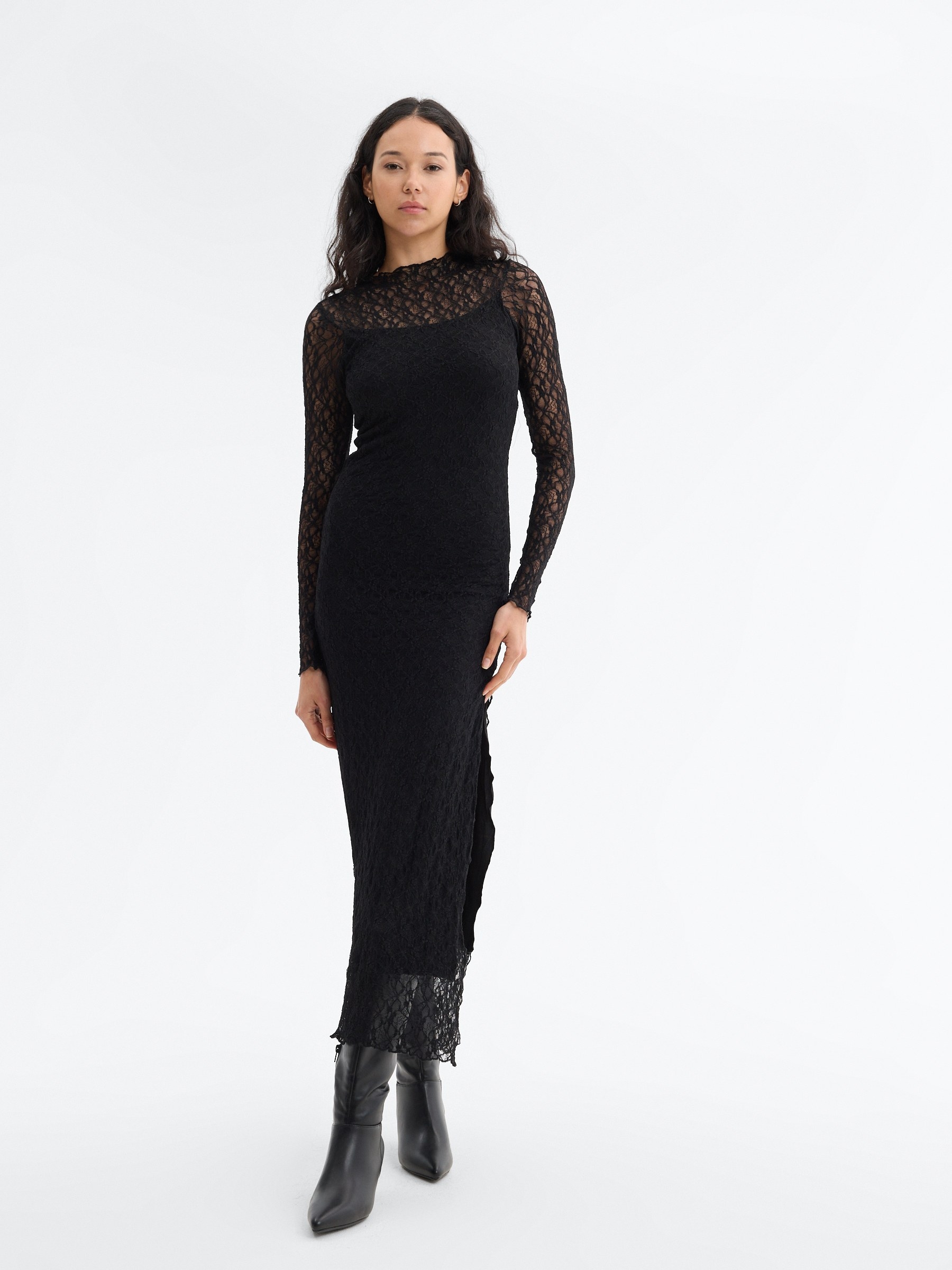 Vestido maxi de renda justo preto vista meia frontal