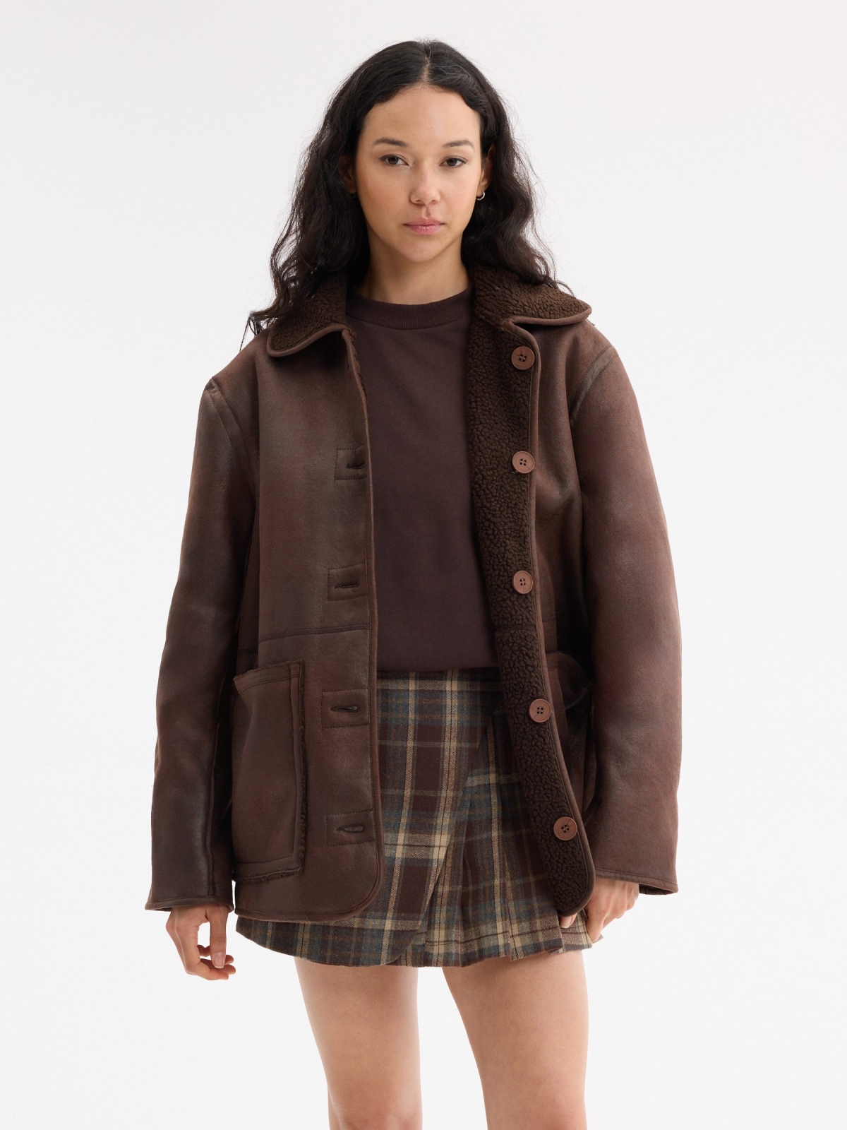 Jaqueta bomber oversized em camurça marrom escuro vista meia frontal