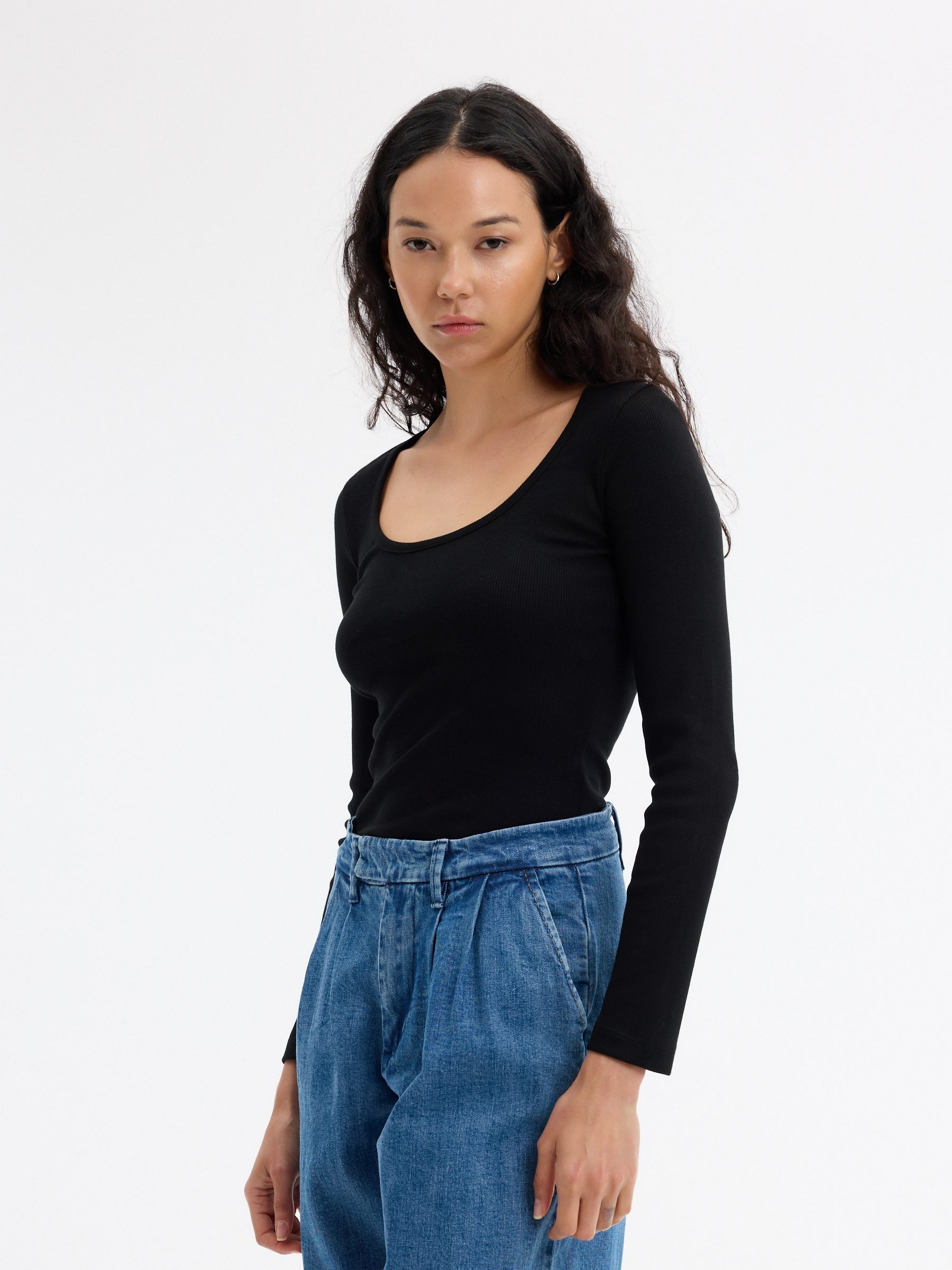 Ribbed round neck T-shirt black middle front view