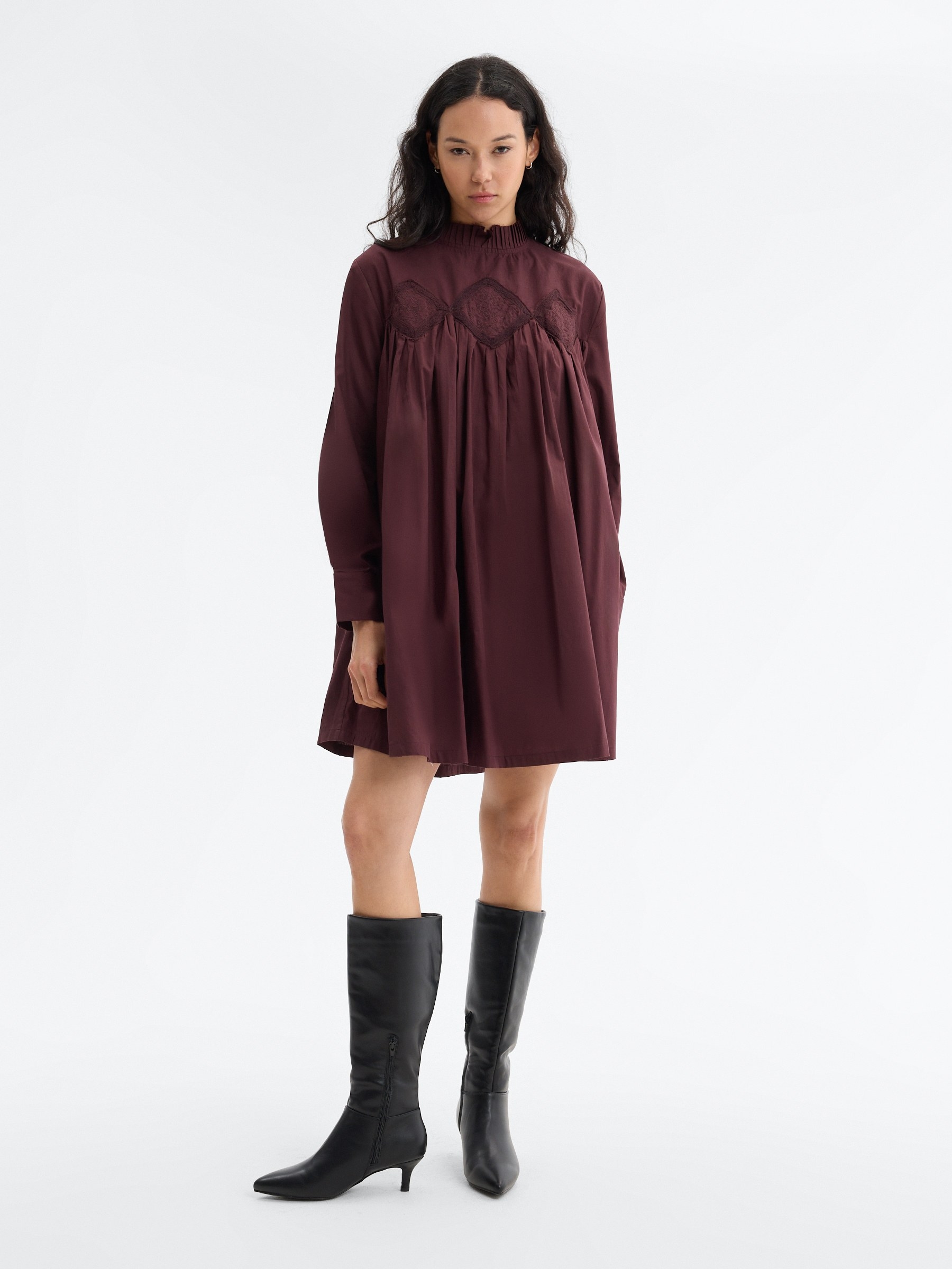 Vestido mini bordado com gola beringela vista meia frontal