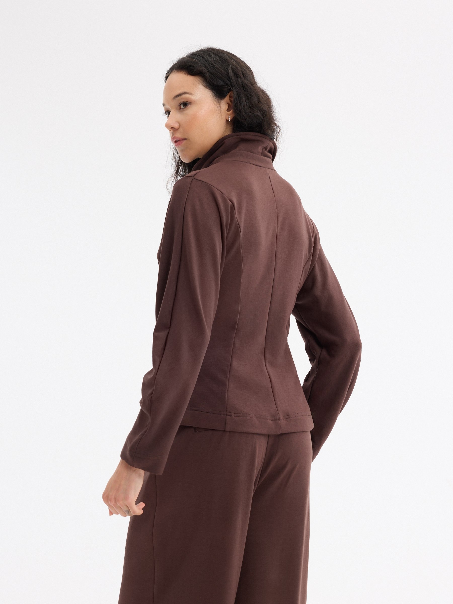 Jaqueta slim gola alta chocolate vista meia frontal