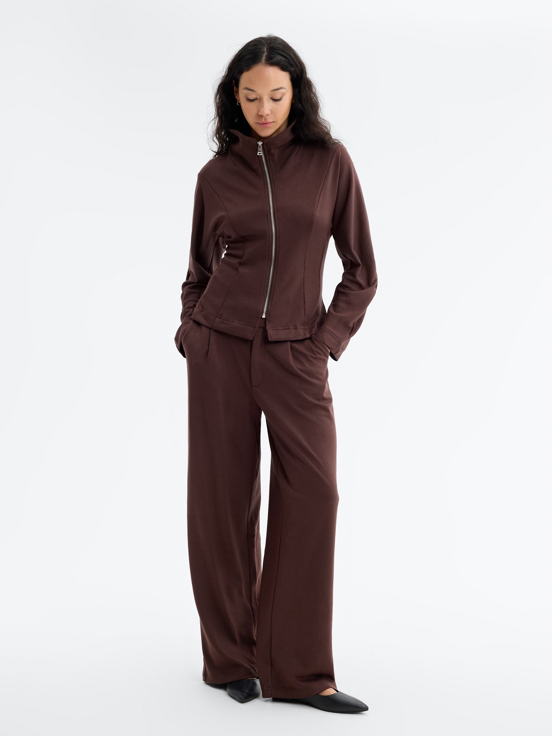 Jaqueta slim gola alta chocolate vista meia frontal