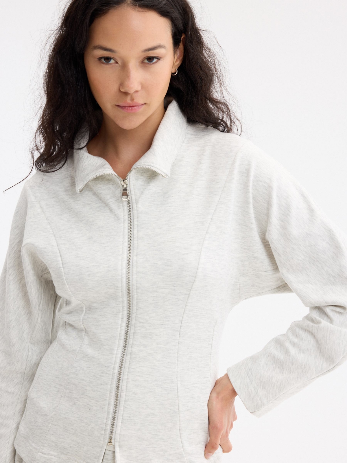Chaqueta slim cuello subido melange claro vista detalle