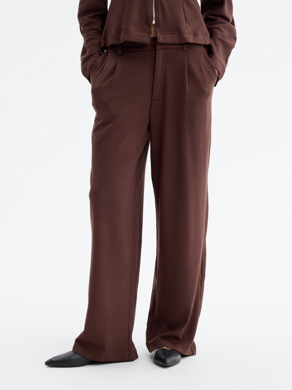 Calça fluida de viscose chocolate vista meia frontal