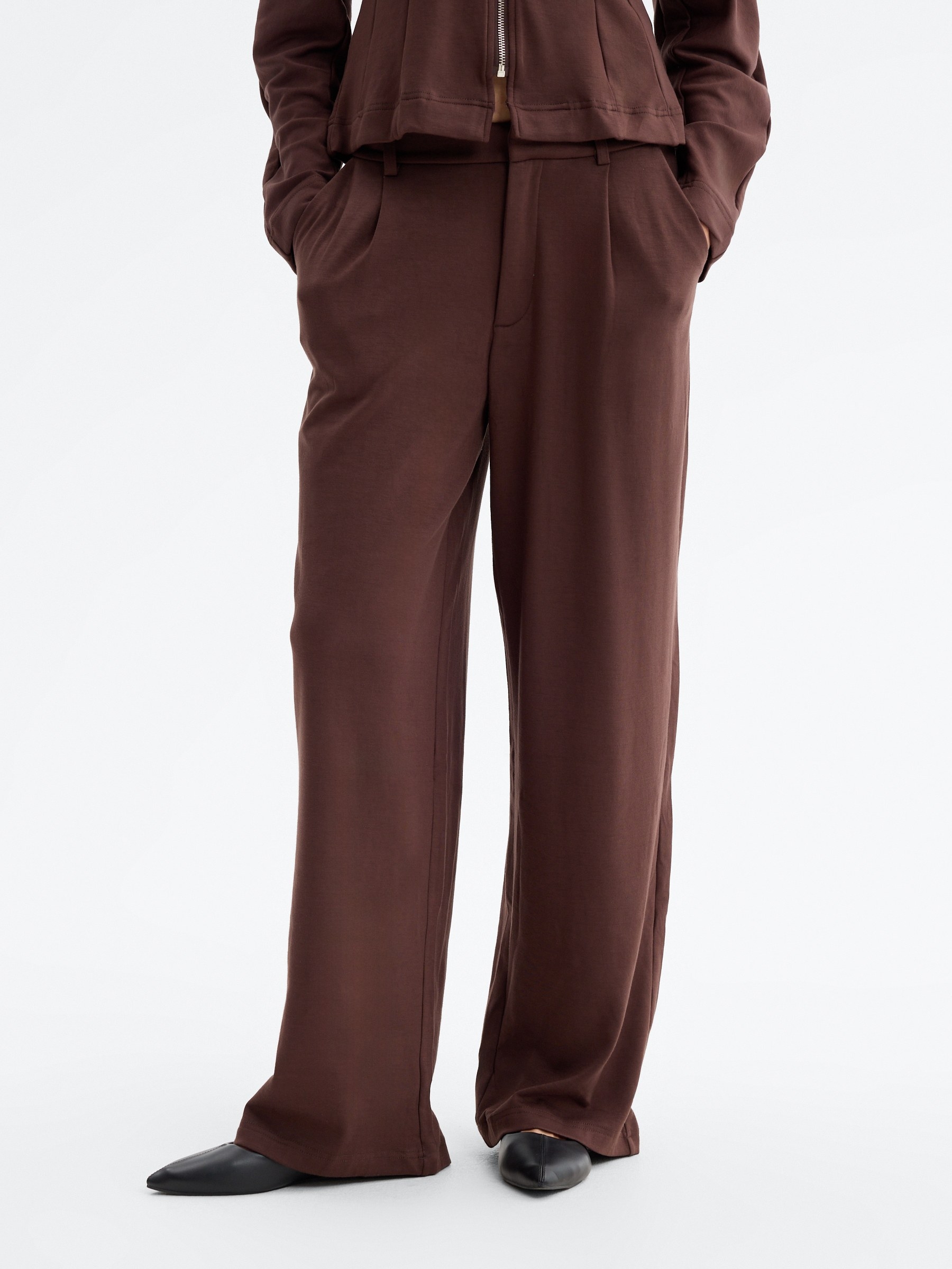 Pantalón fluido de viscosa chocolate vista general frontal