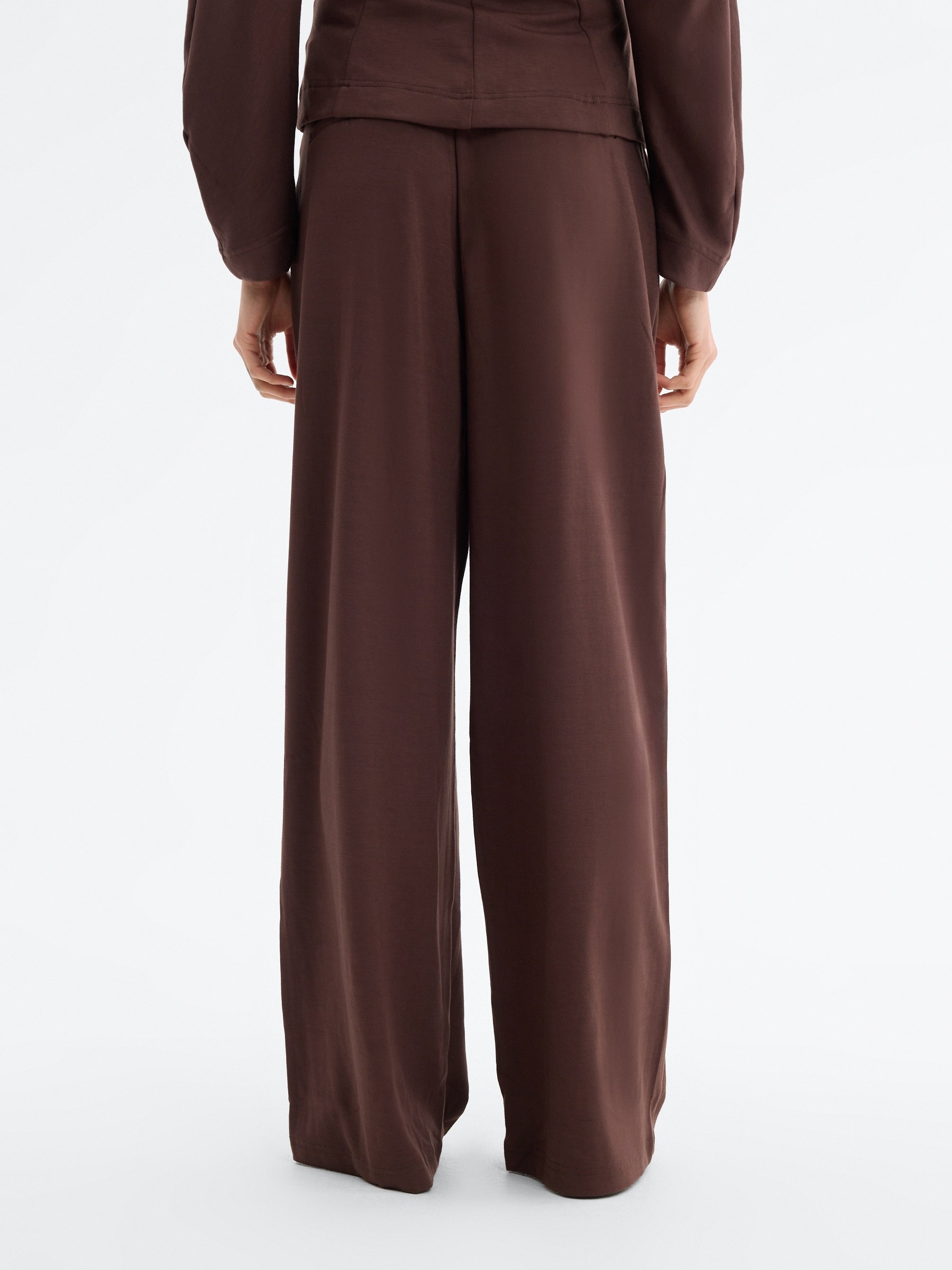 Calça fluida de viscose chocolate vista geral frontal