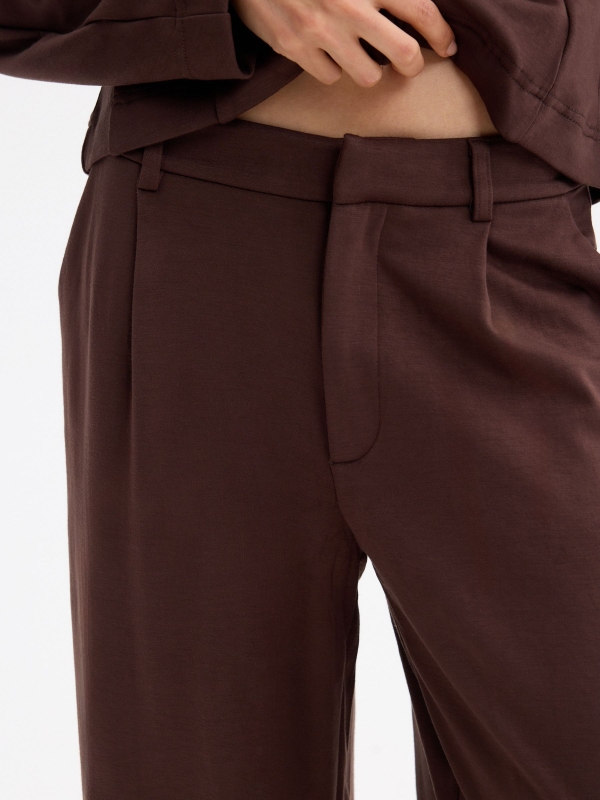 Pantalón fluido de viscosa chocolate vista detalle