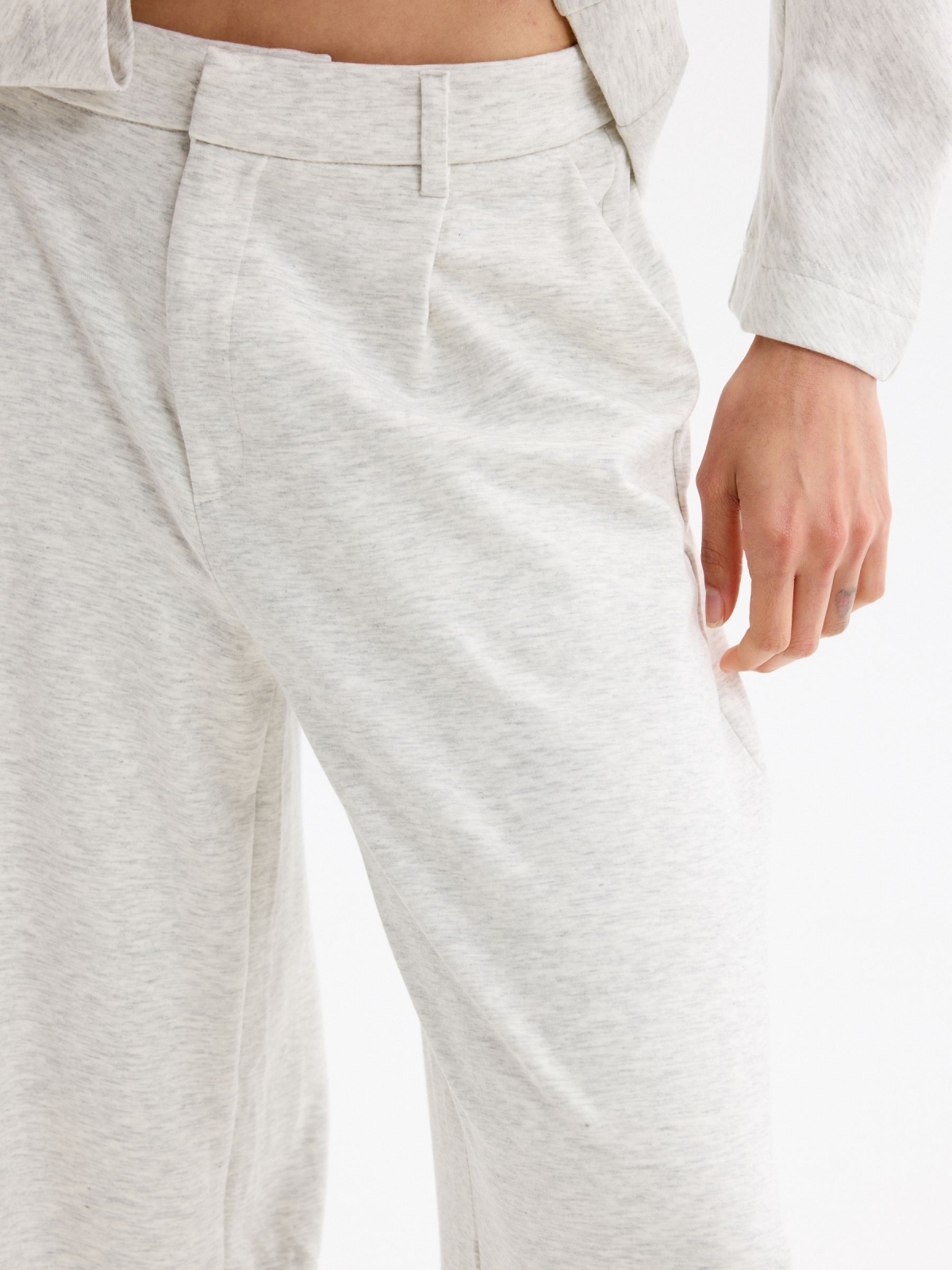 Calça fluida de viscose melange claro vista detalhe