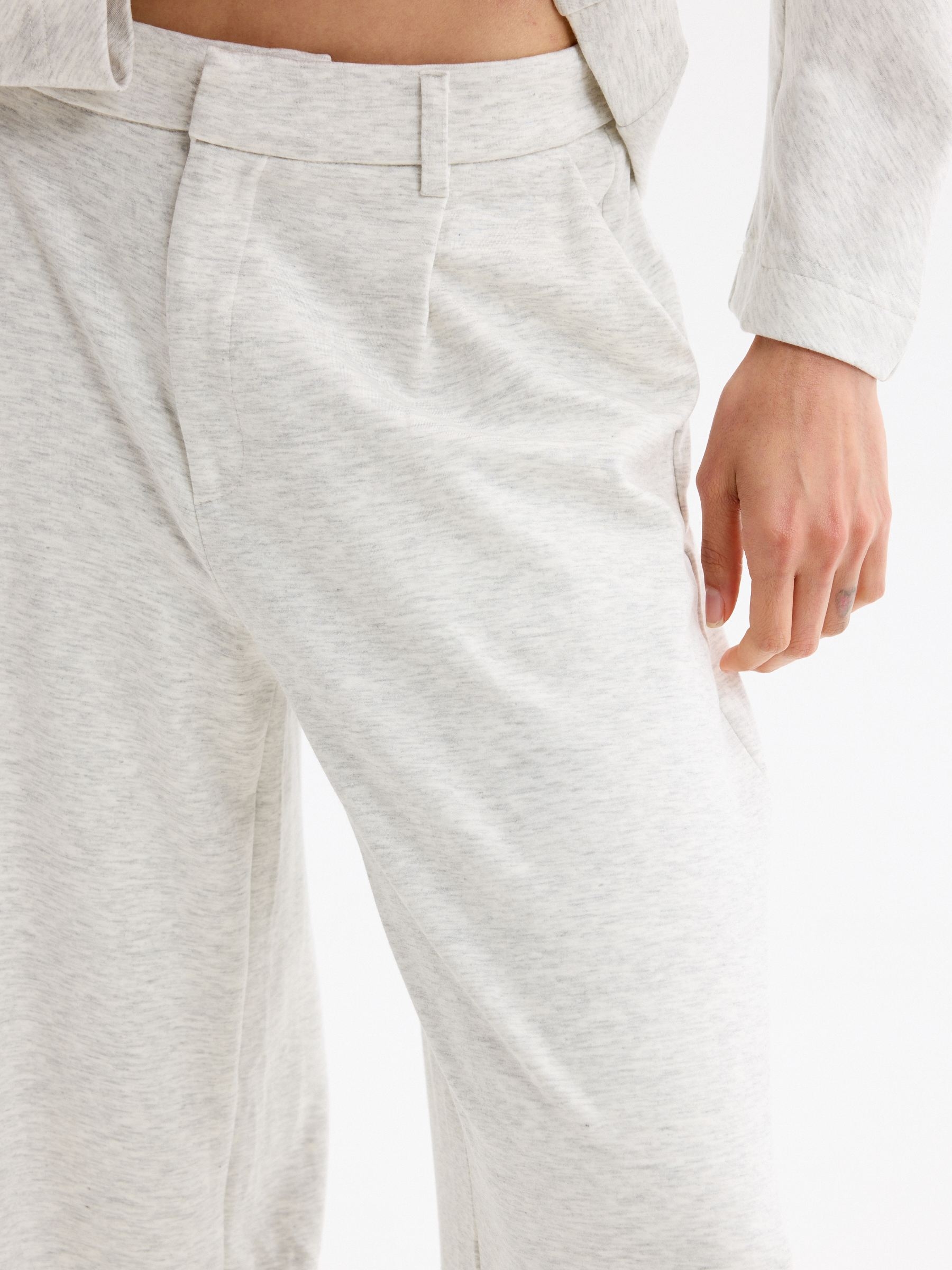 Calça fluida de viscose melange claro vista geral frontal