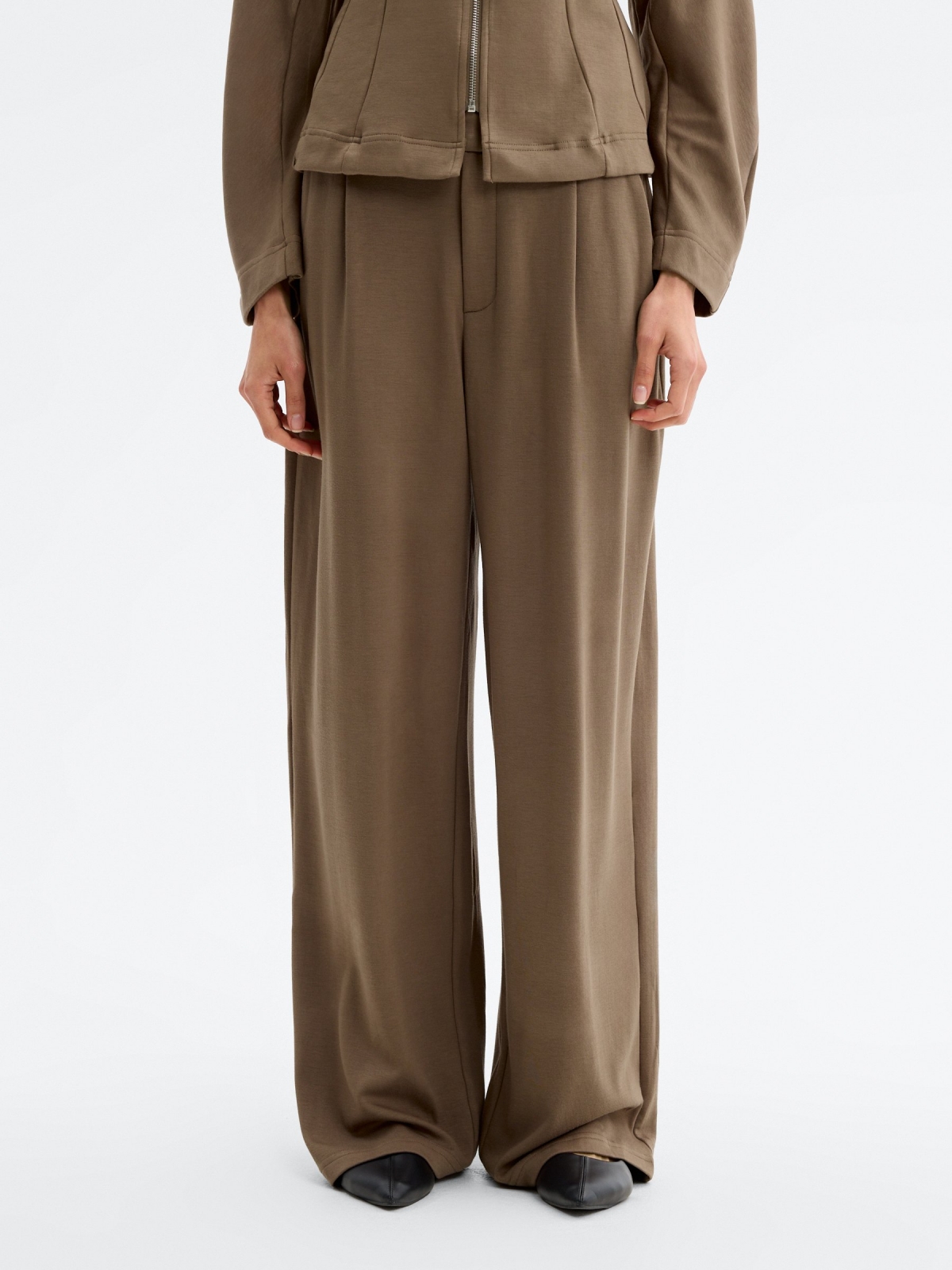 Pantalón fluido de viscosa taupe vista media frontal