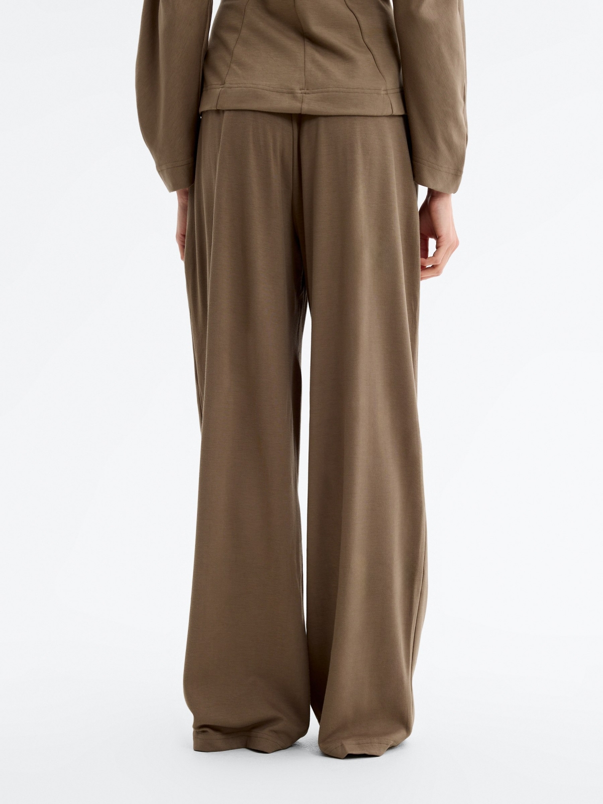 Pantalón fluido de viscosa taupe vista media trasera