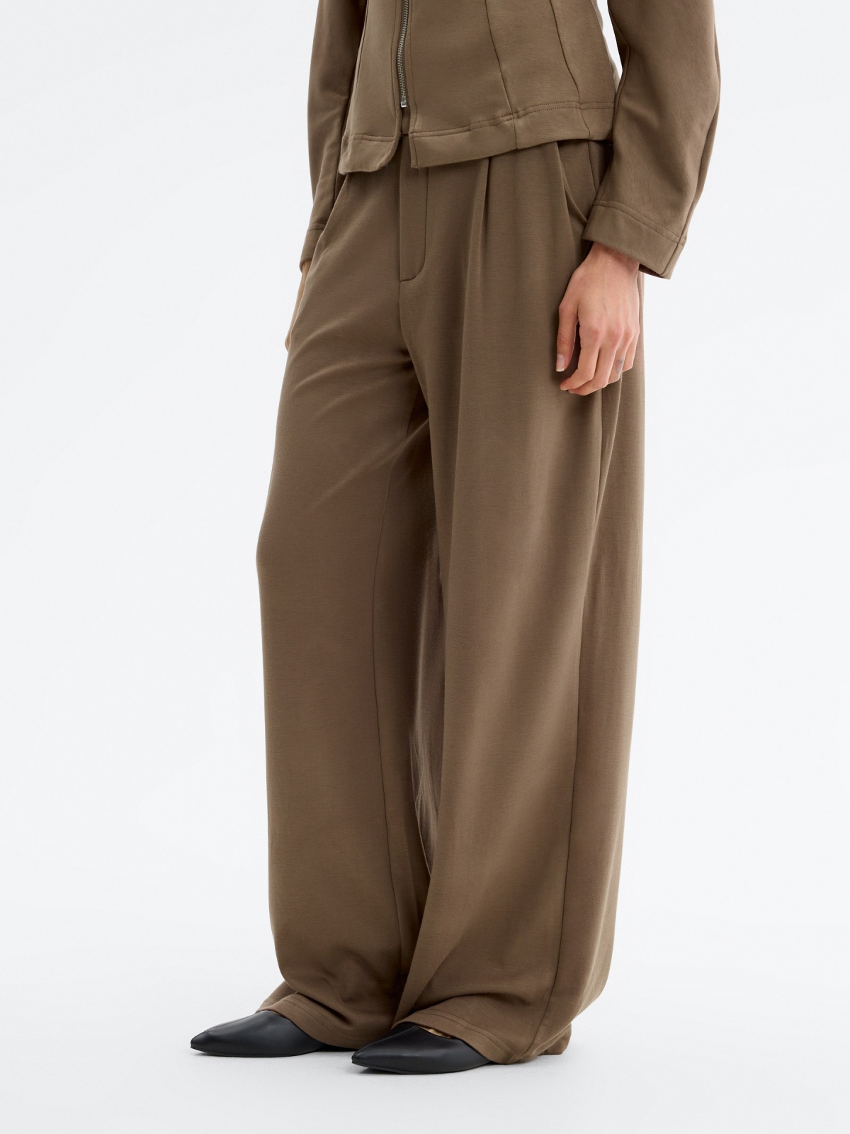 Fluid viscose trousers taupe detail view