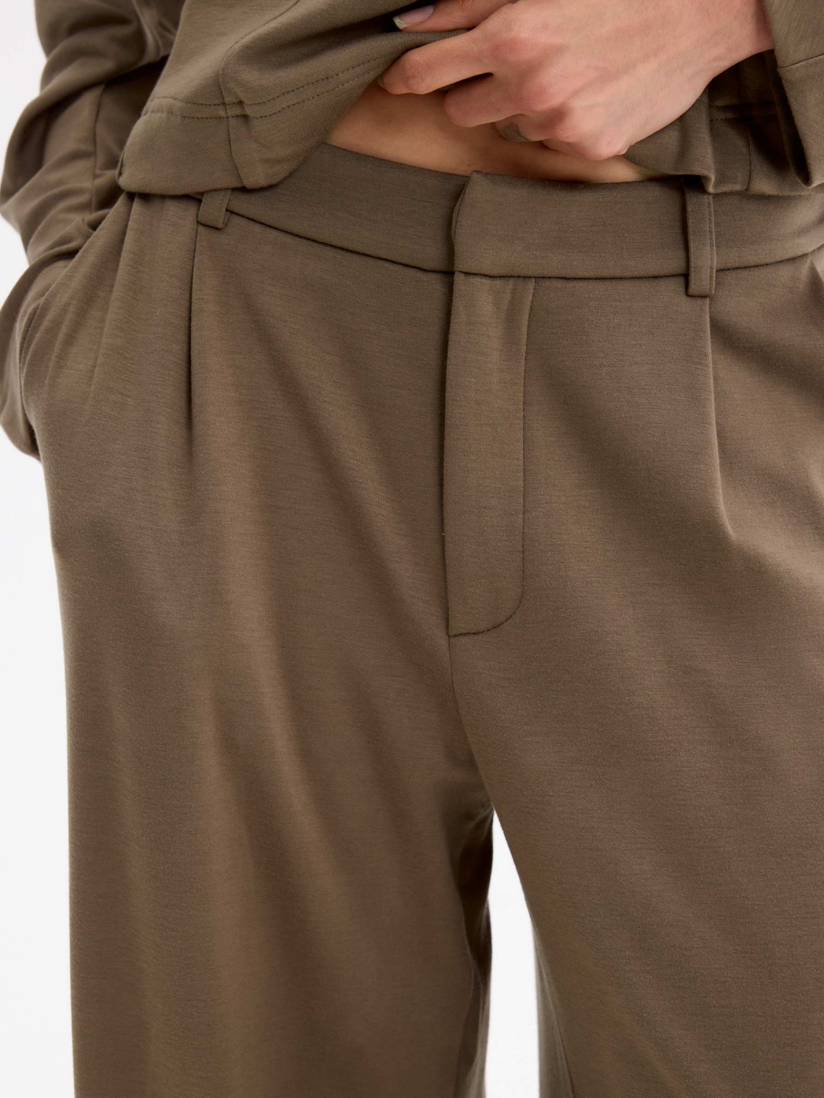Calça fluida de viscose taupe vista detalhe
