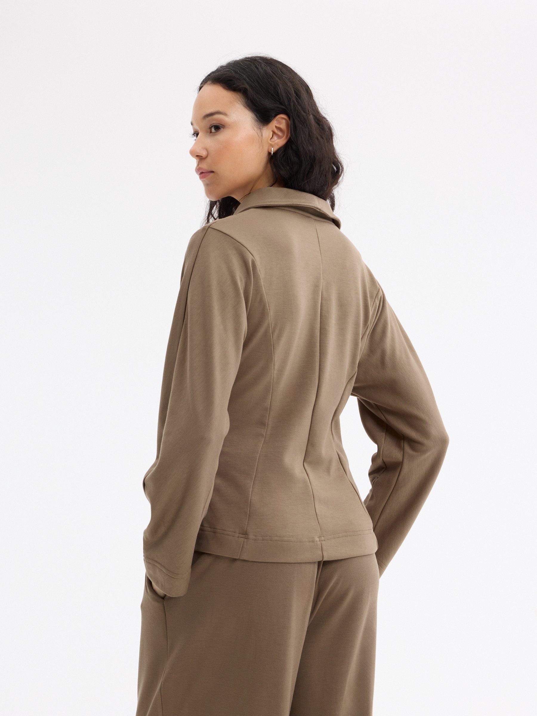 Chaqueta slim cuello subido taupe vista media frontal