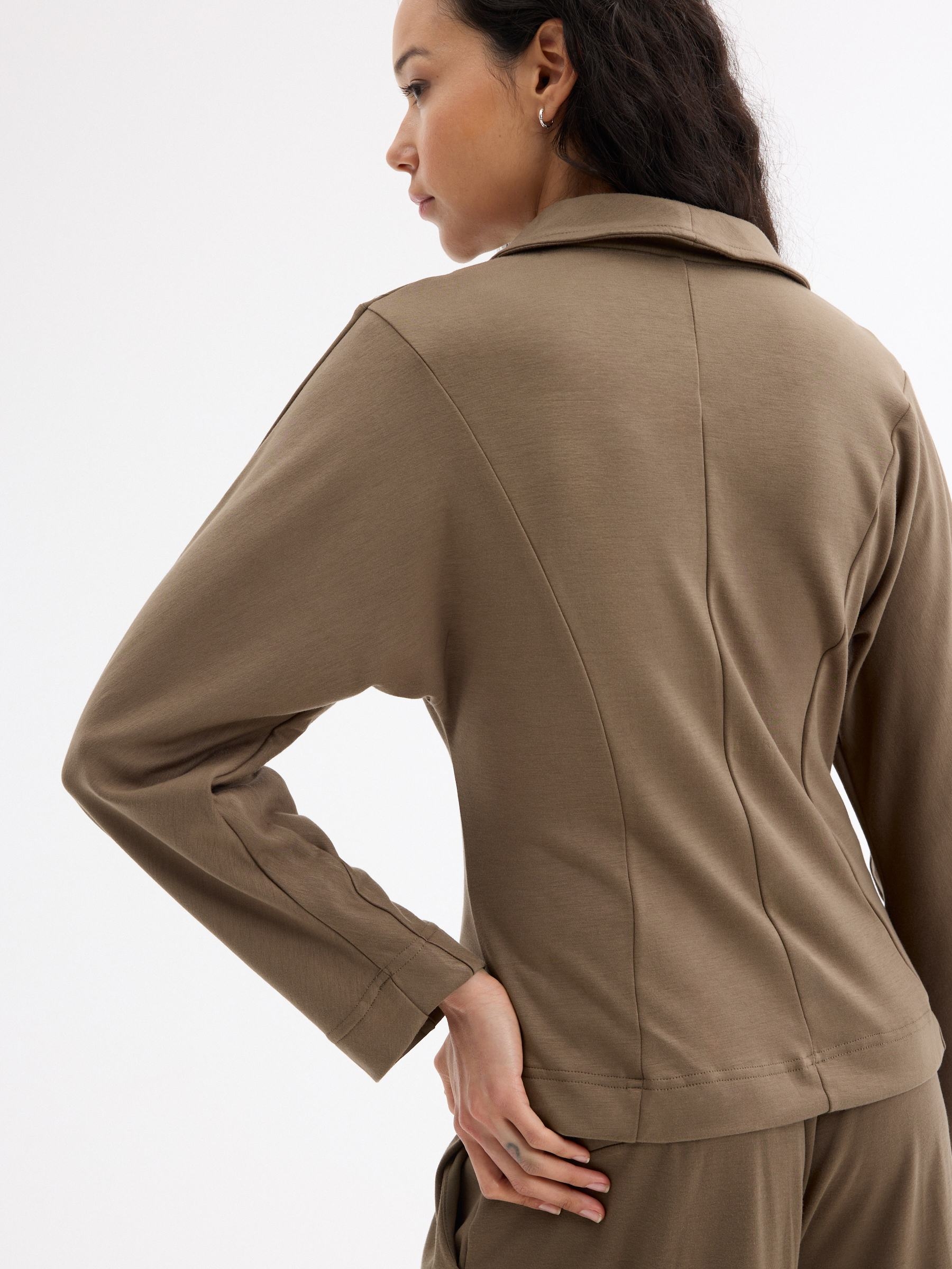 Chaqueta slim cuello subido taupe vista media frontal