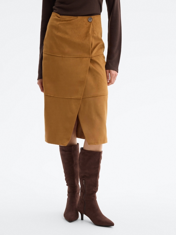 Falda midi ante ajustada ocre vista media trasera