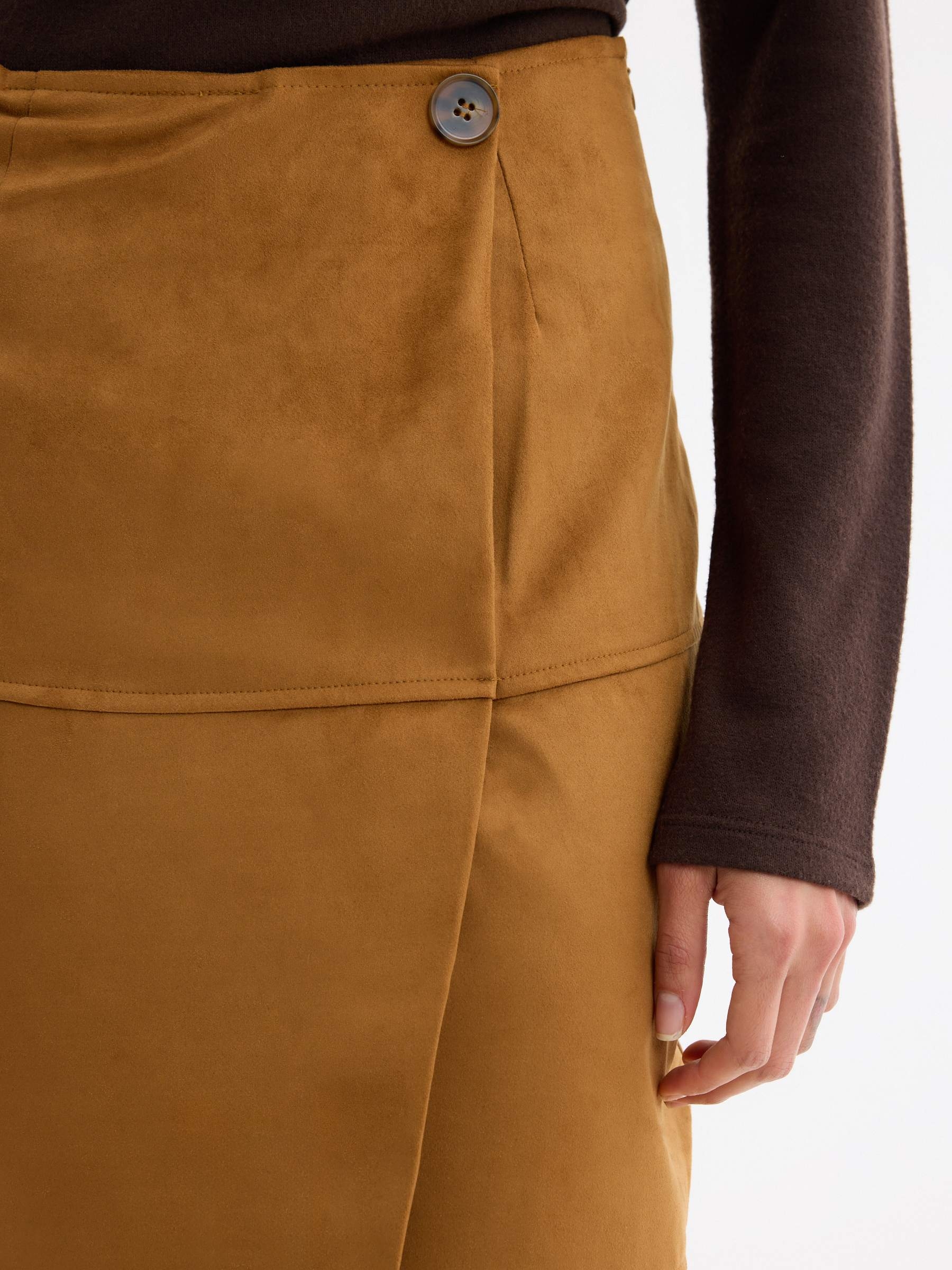 Falda midi ante ajustada ocre vista media frontal