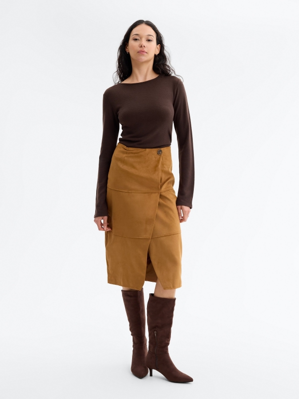 Falda midi ante ajustada ocre vista detalle
