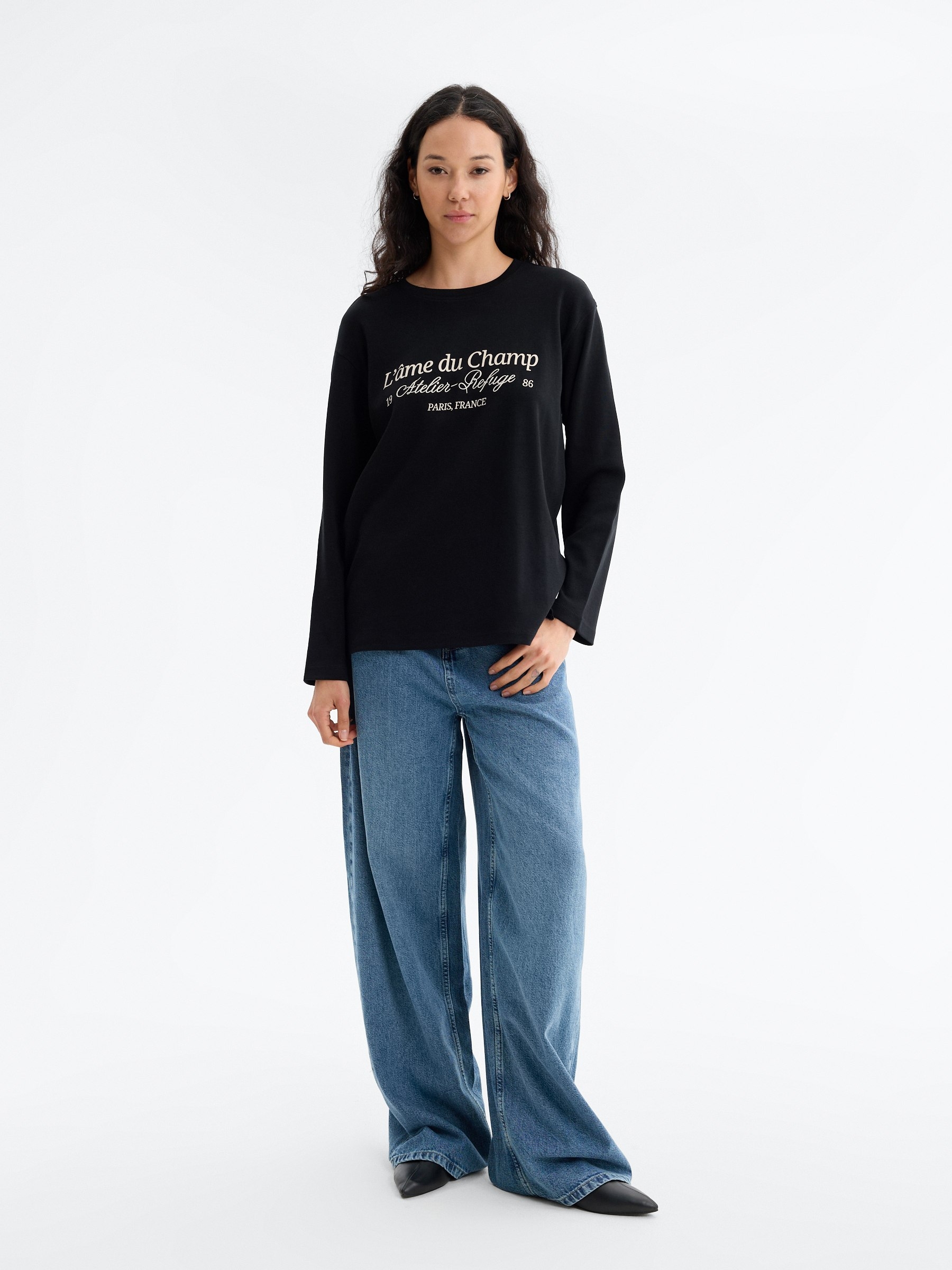 Oversized long sleeve Paris T-shirt black middle front view