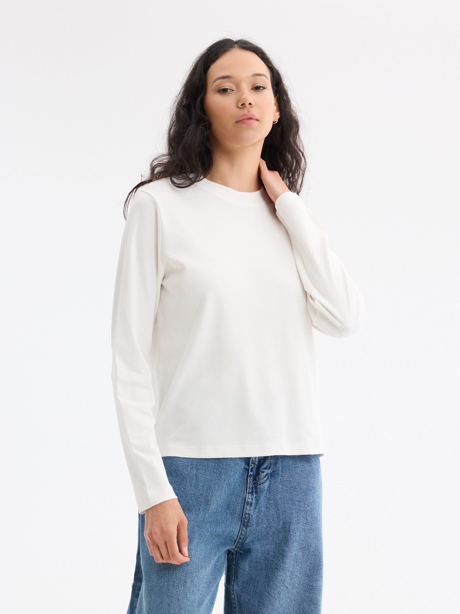 Basic cotton long-sleeve Tshirt off white middle front view