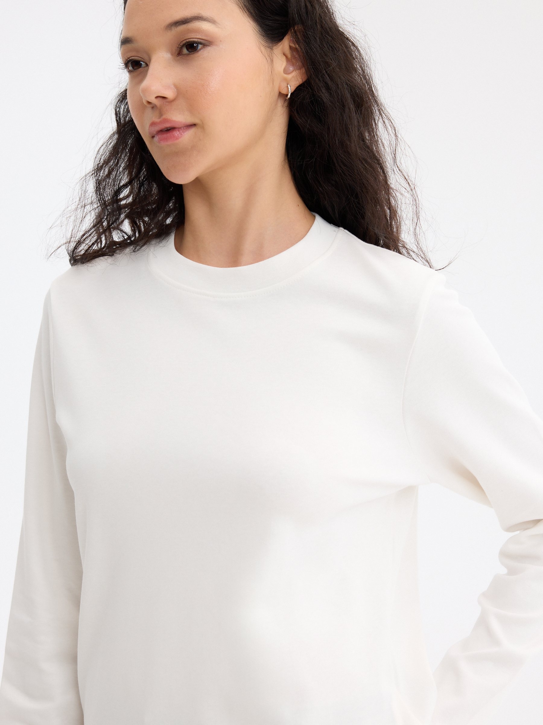 Camiseta básica de algodão de manga comprida off white vista meia frontal