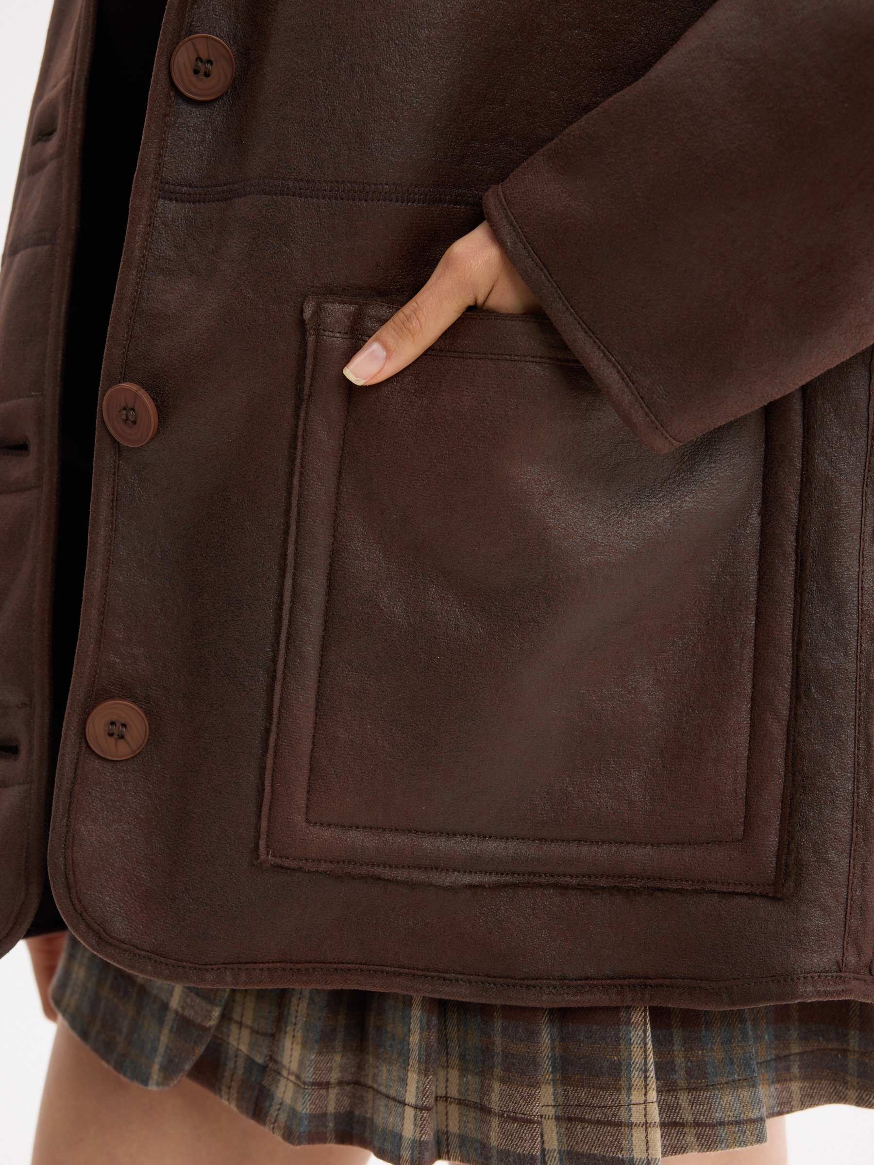 Jaqueta bomber oversized em camurça marrom escuro vista meia frontal