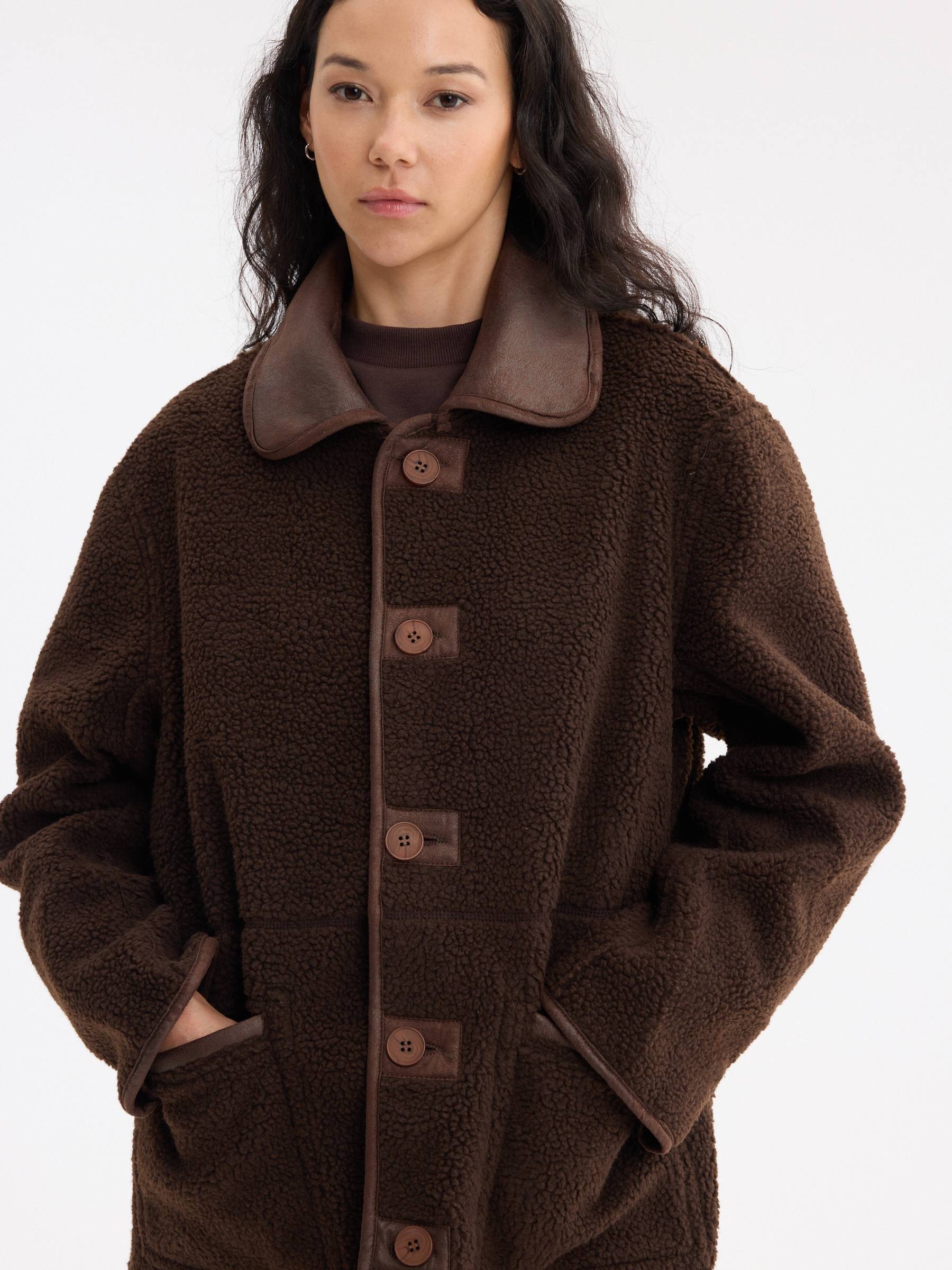 Jaqueta bomber oversized em camurça marrom escuro vista meia frontal