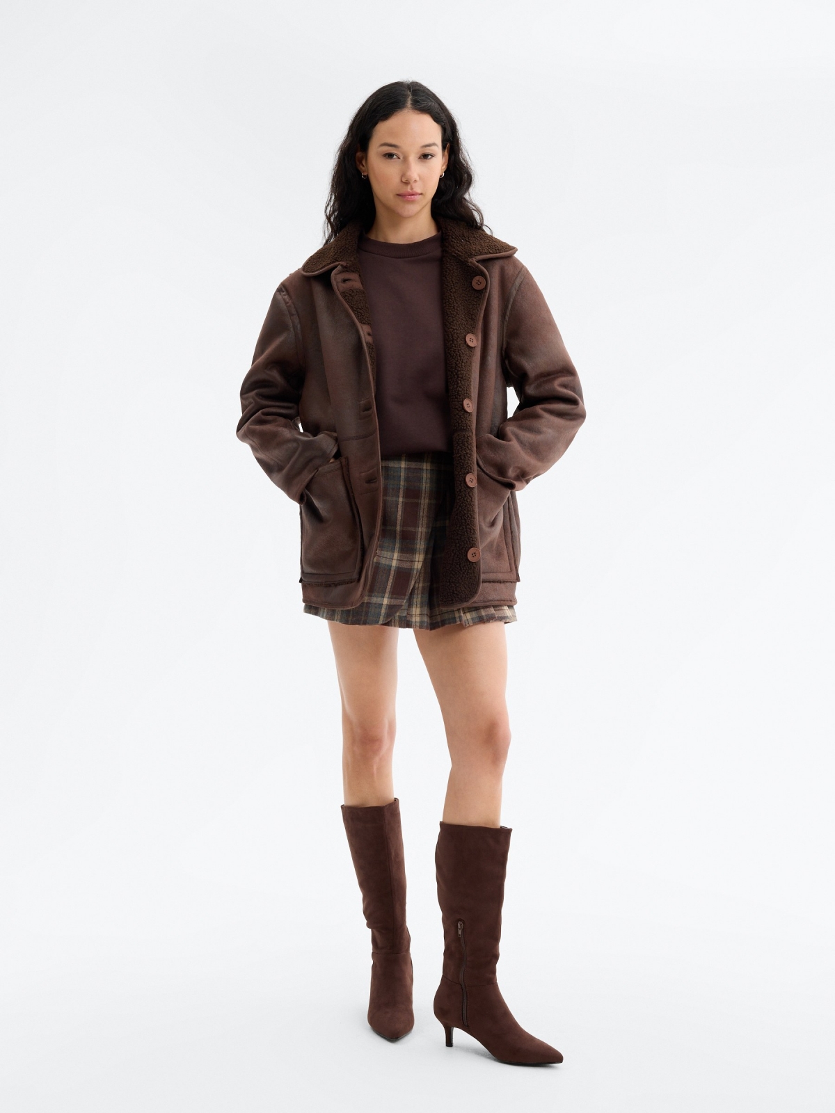 Jaqueta bomber oversized em camurça marrom escuro vista detalhe