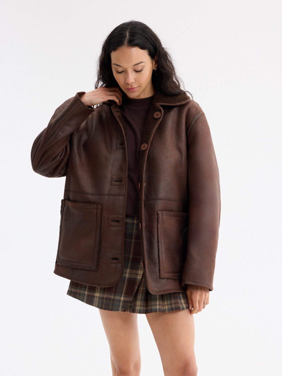 Jaqueta bomber oversized em camurça marrom escuro vista traseira