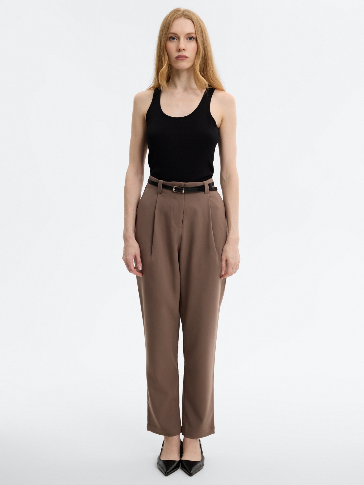 Pantalón fluido pinza cinturón taupe vista general frontal