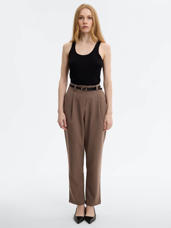 Calça fluida com pregas e cinto taupe vista geral frontal