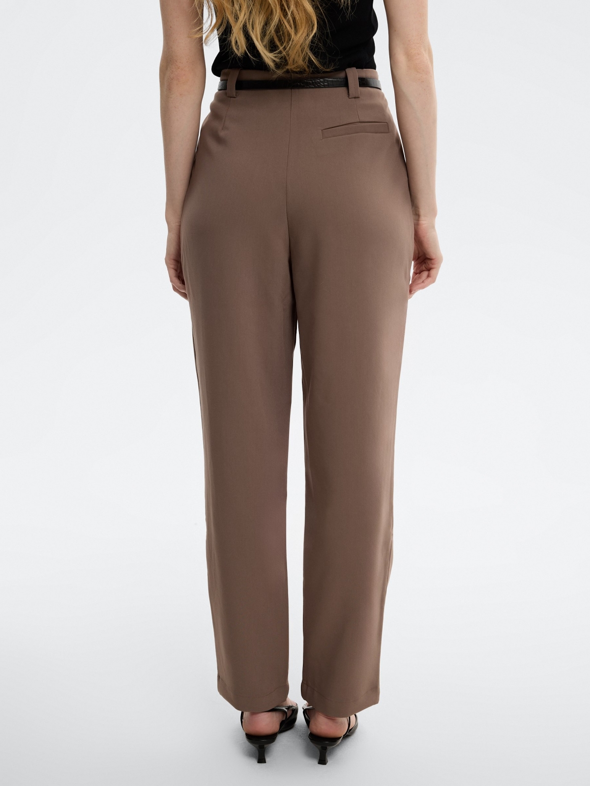 Pantalón fluido pinza cinturón taupe vista media trasera