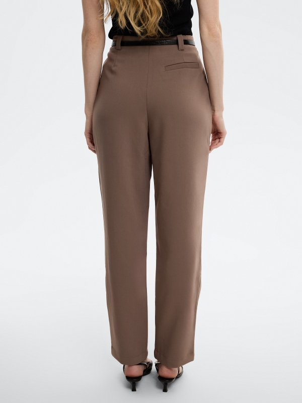 Calça fluida com pregas e cinto taupe vista meia traseira