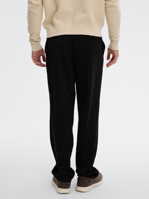 Pantalón chino de poliéster tiro alto negro vista media trasera