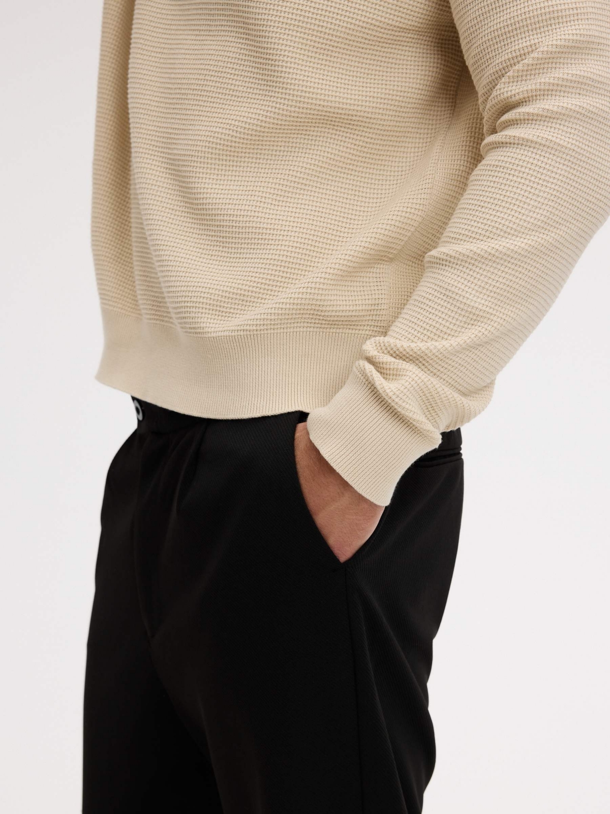 Pantalón chino de poliéster tiro alto negro vista detalle