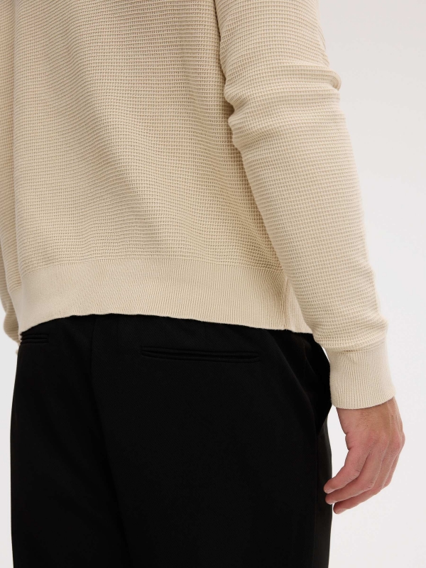 Calça chino de poliéster de cintura alta preto vista detalhe
