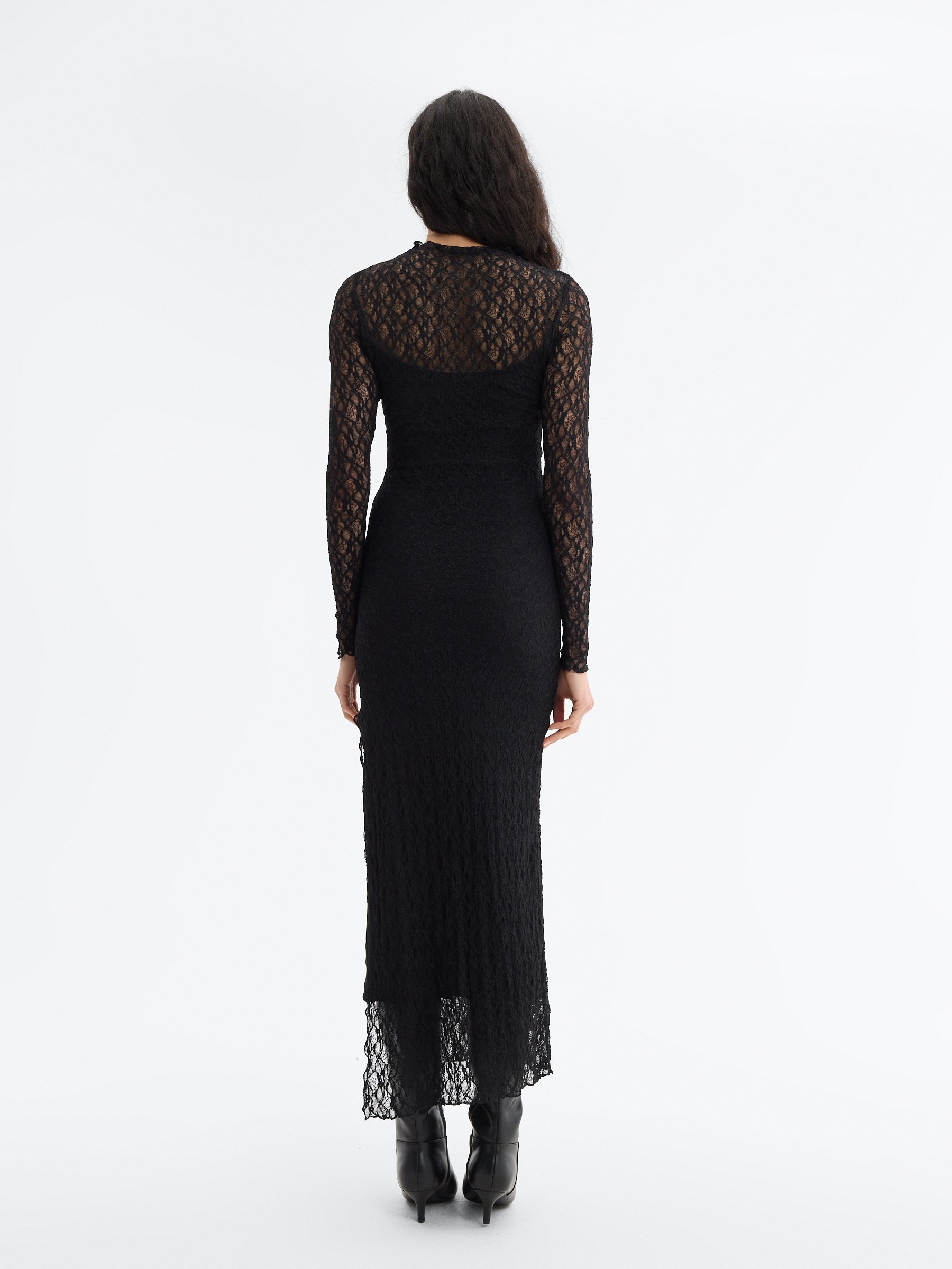 Vestido maxi de renda justo preto vista meia frontal