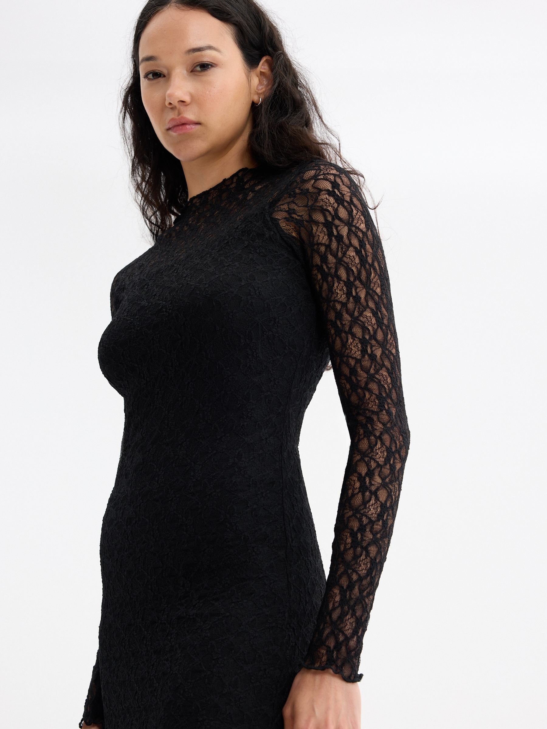 Vestido maxi de renda justo preto vista meia frontal