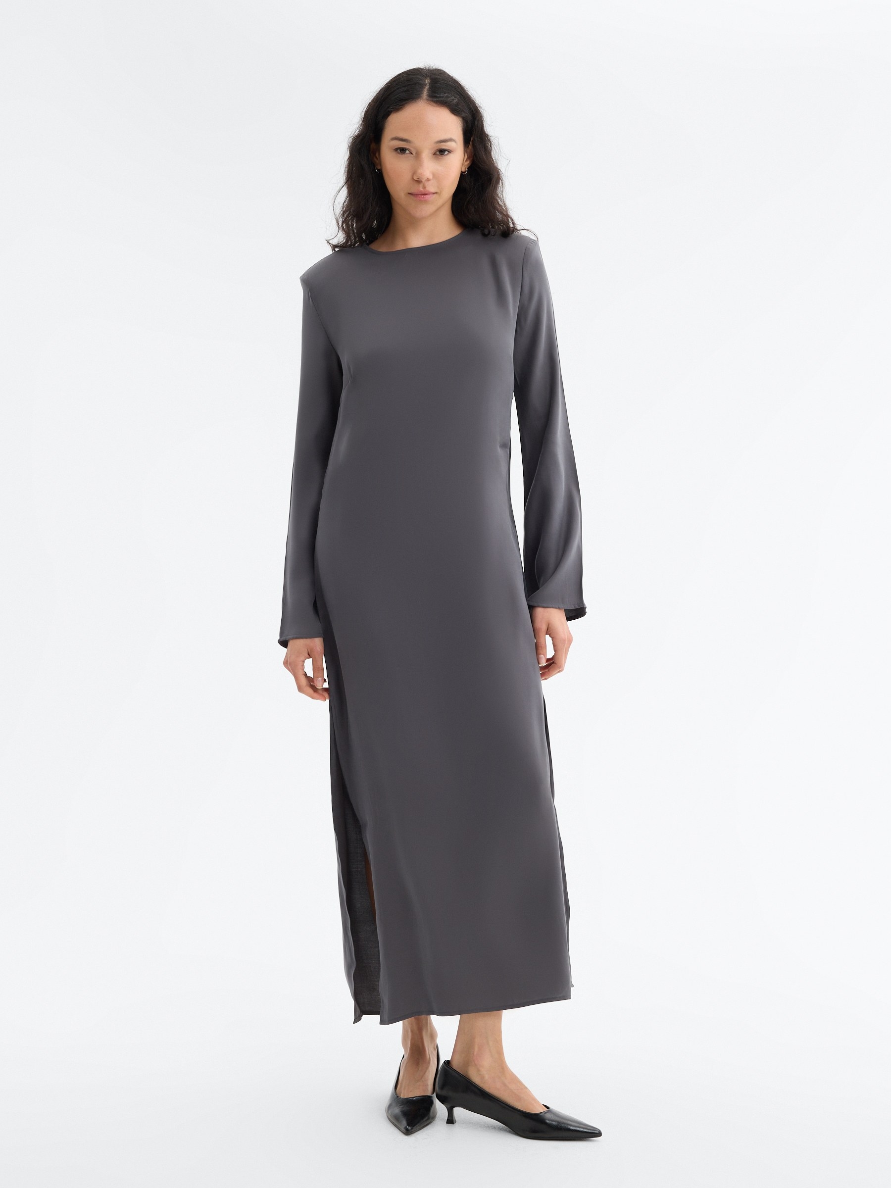 Vestido midi franzido com ombreiras cinza escuro vista meia frontal