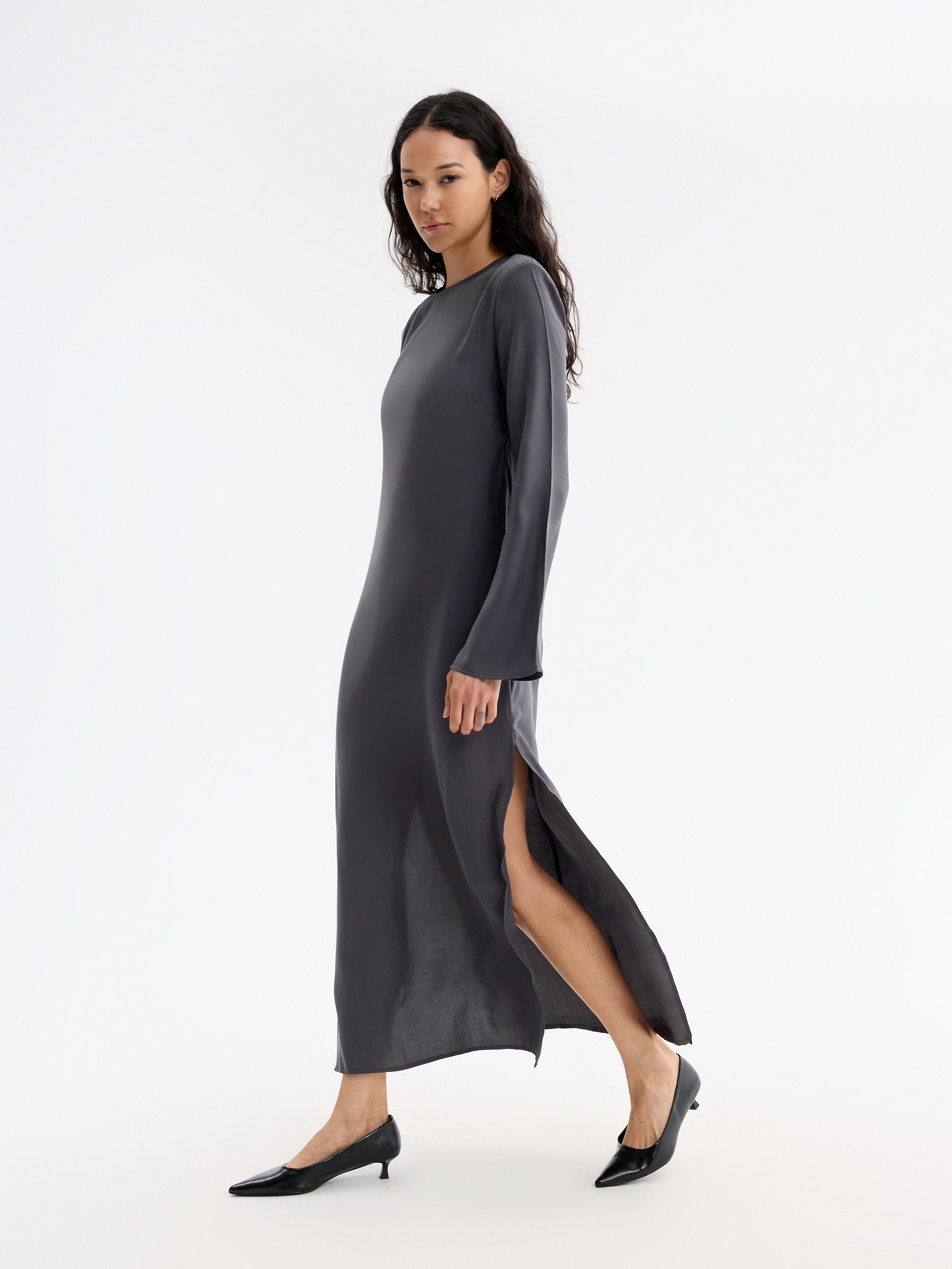 Vestido midi fruncido con hombreras gris oscuro vista media frontal