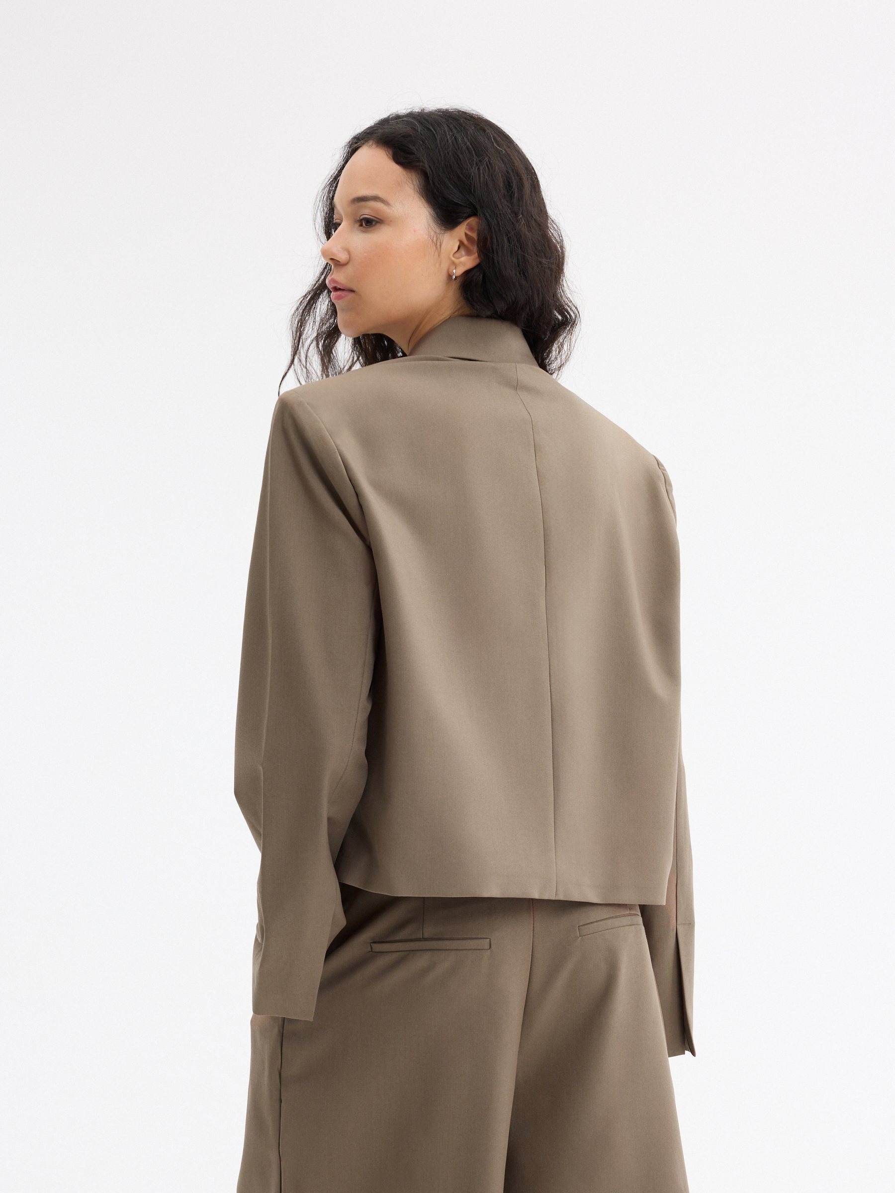 Flowy high-waisted pleated Bermuda shorts taupe middle front view