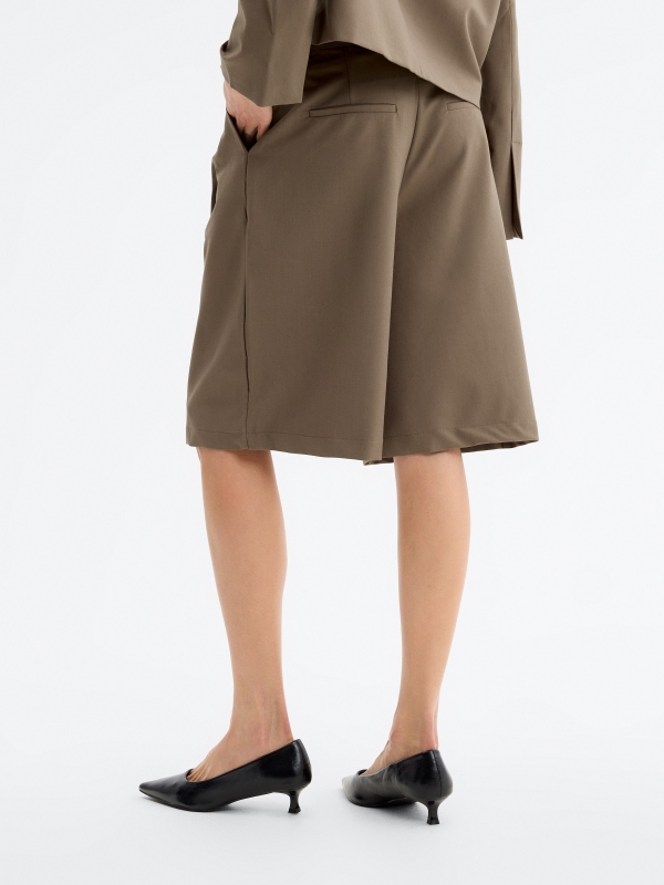 Blazer cropped liso com botões taupe vista geral frontal