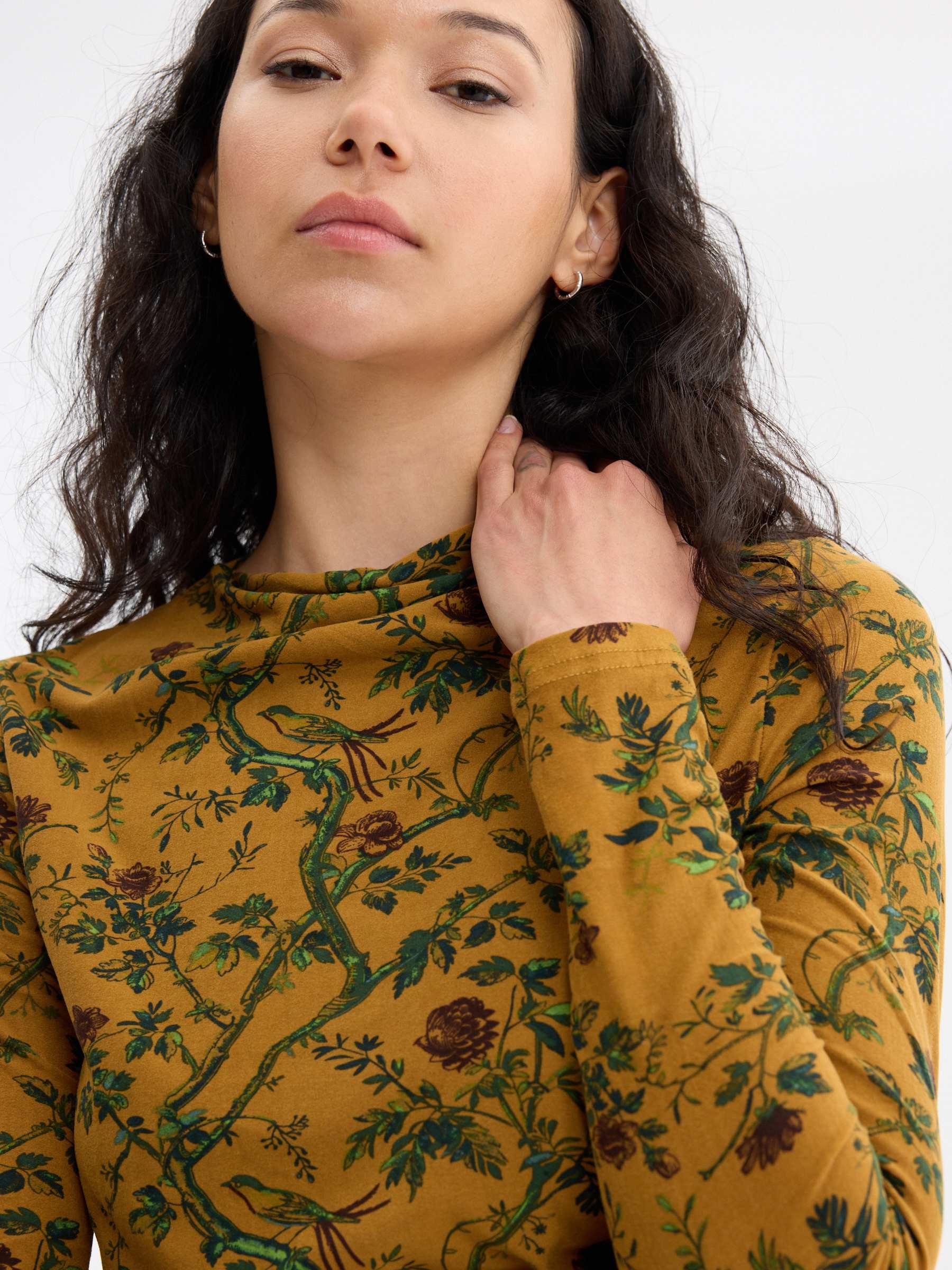 Camiseta fruncida floral perkins camel vista media frontal