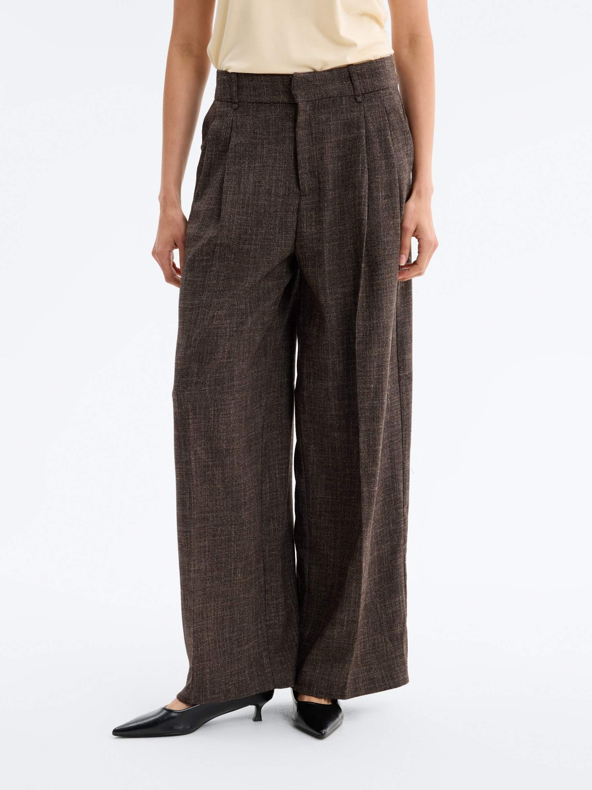Calça de alfaiataria ampla jacquard marrom escuro vista meia frontal
