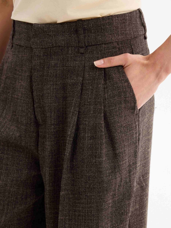 Pantalón sastre amplio jacquard marrón oscuro vista detalle